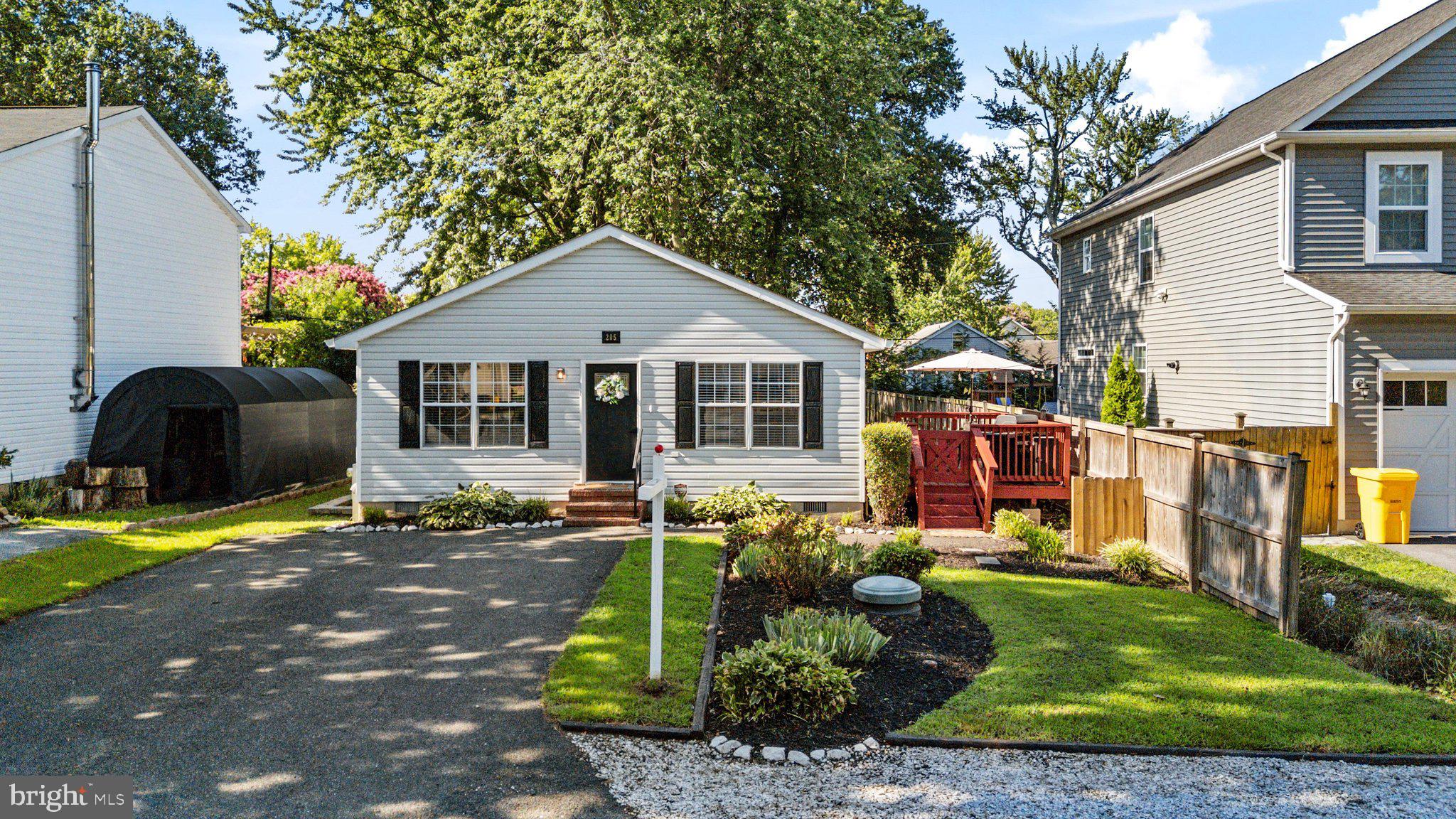 Renovated Rancher a Block from the Bay in Beverley Beach