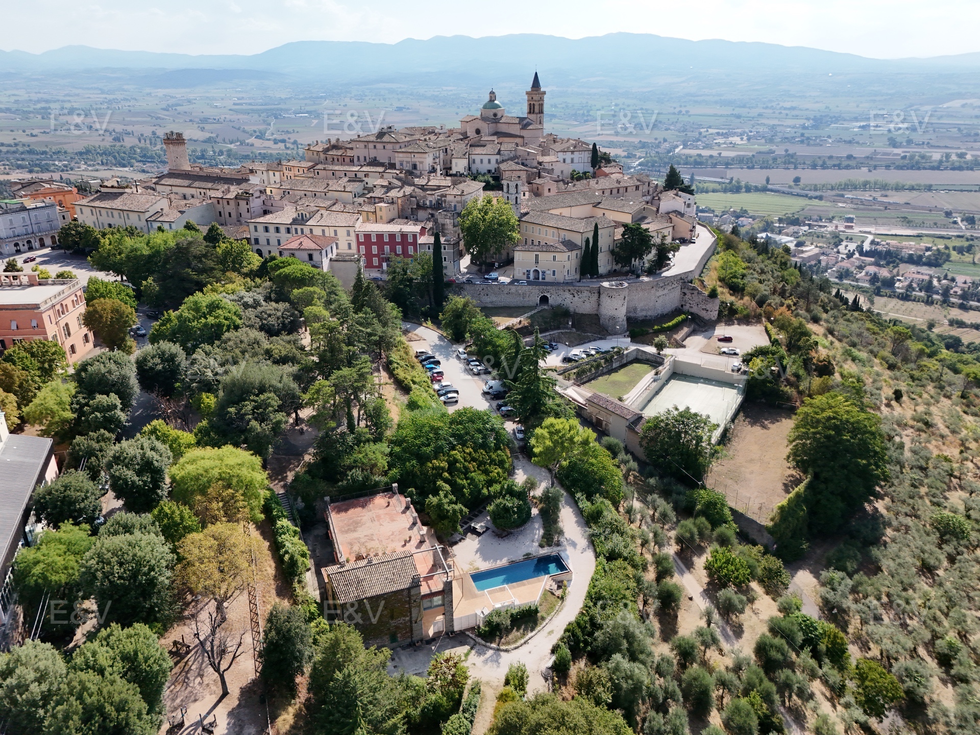 Villa with pool and stunning view a few steps from historical center of Trevi