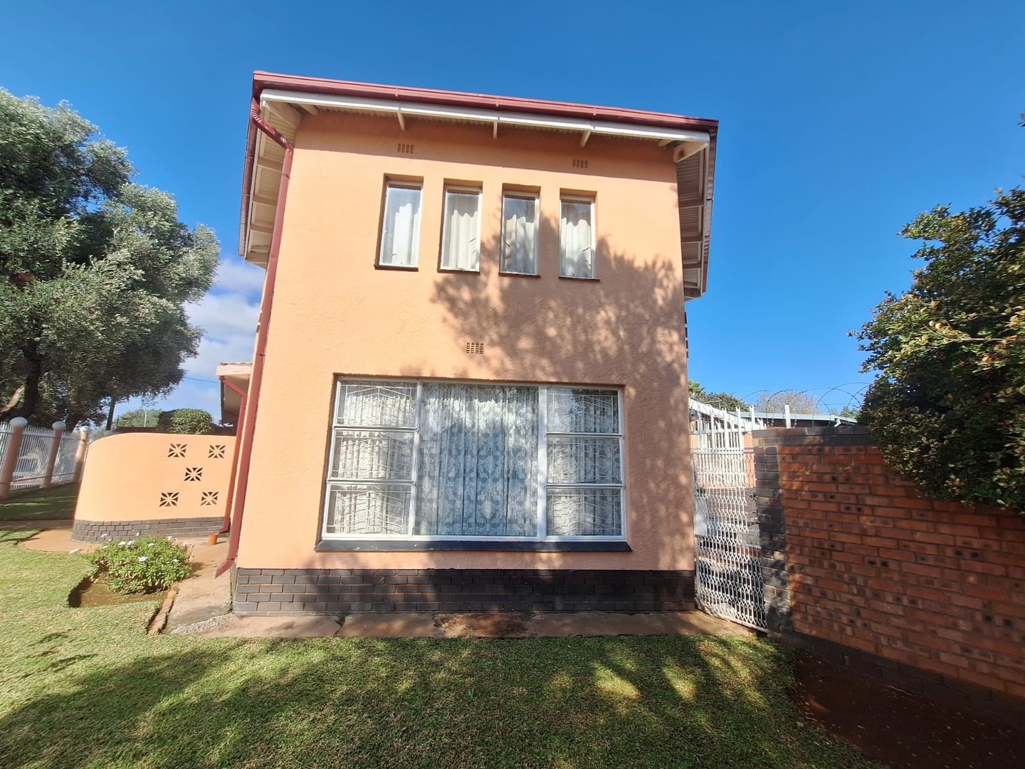 Neat 3 bedroom family home on a corner stand