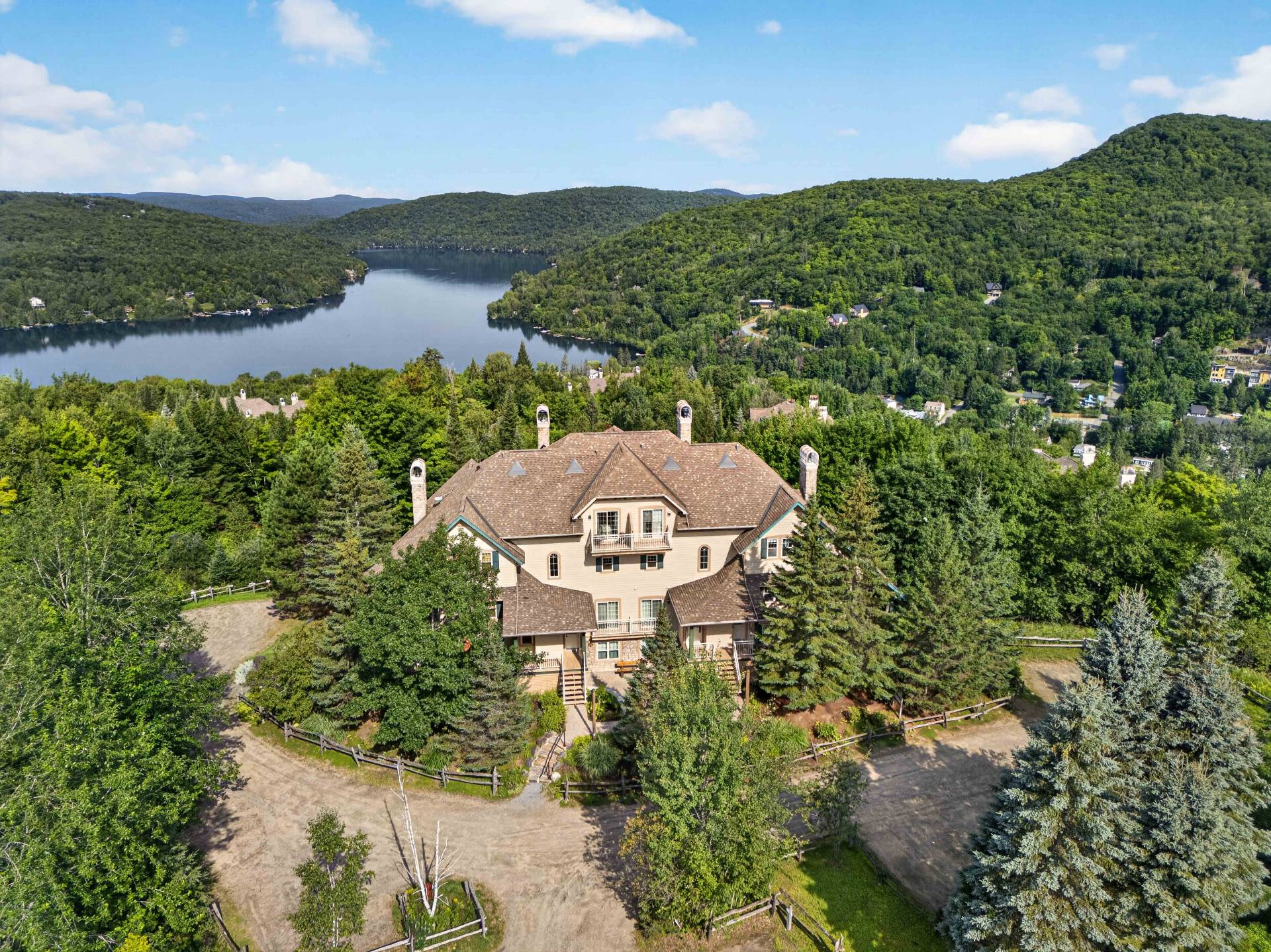 CAP TREMBLANT - 4 bedrooms, 3.5 bathrooms Condo