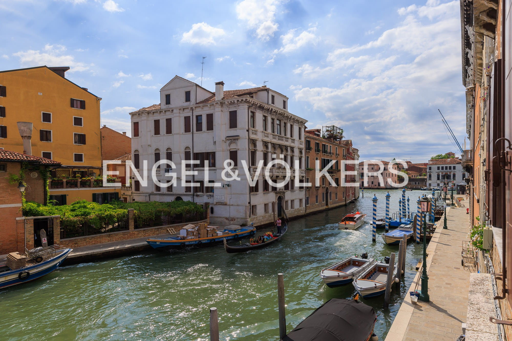 A representative residence with a view on the water