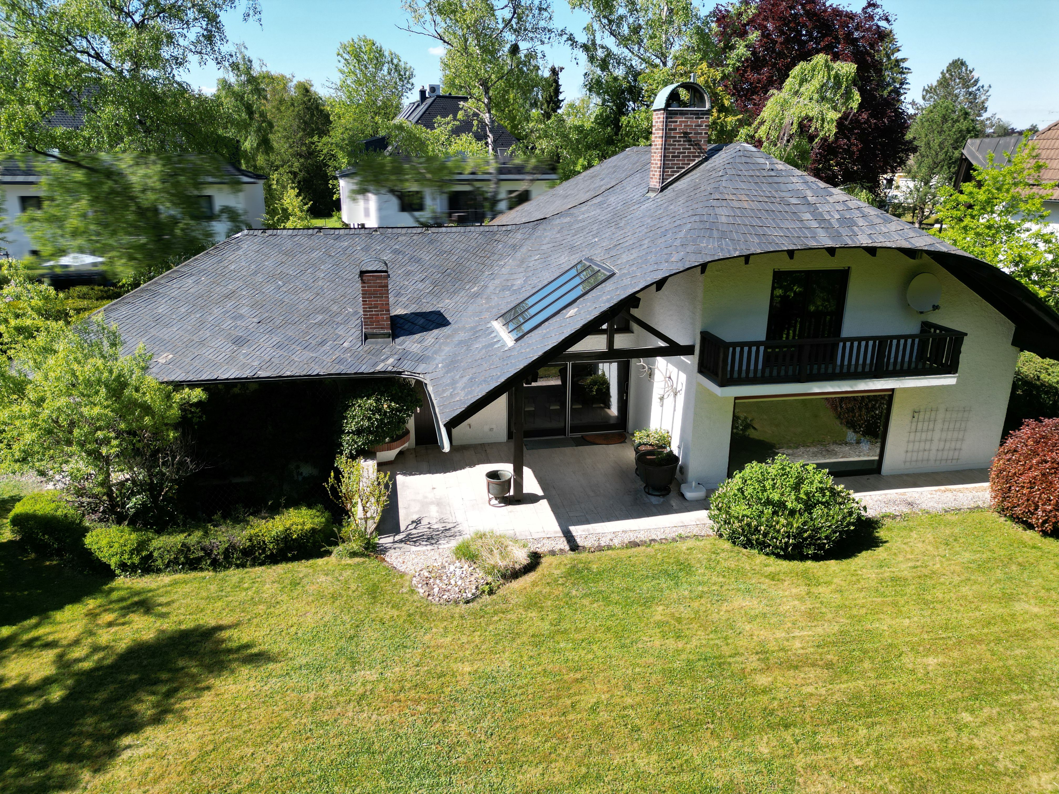 Visionäre Lebensräume: Villa auf großzügigem Waldrand-Grundstück