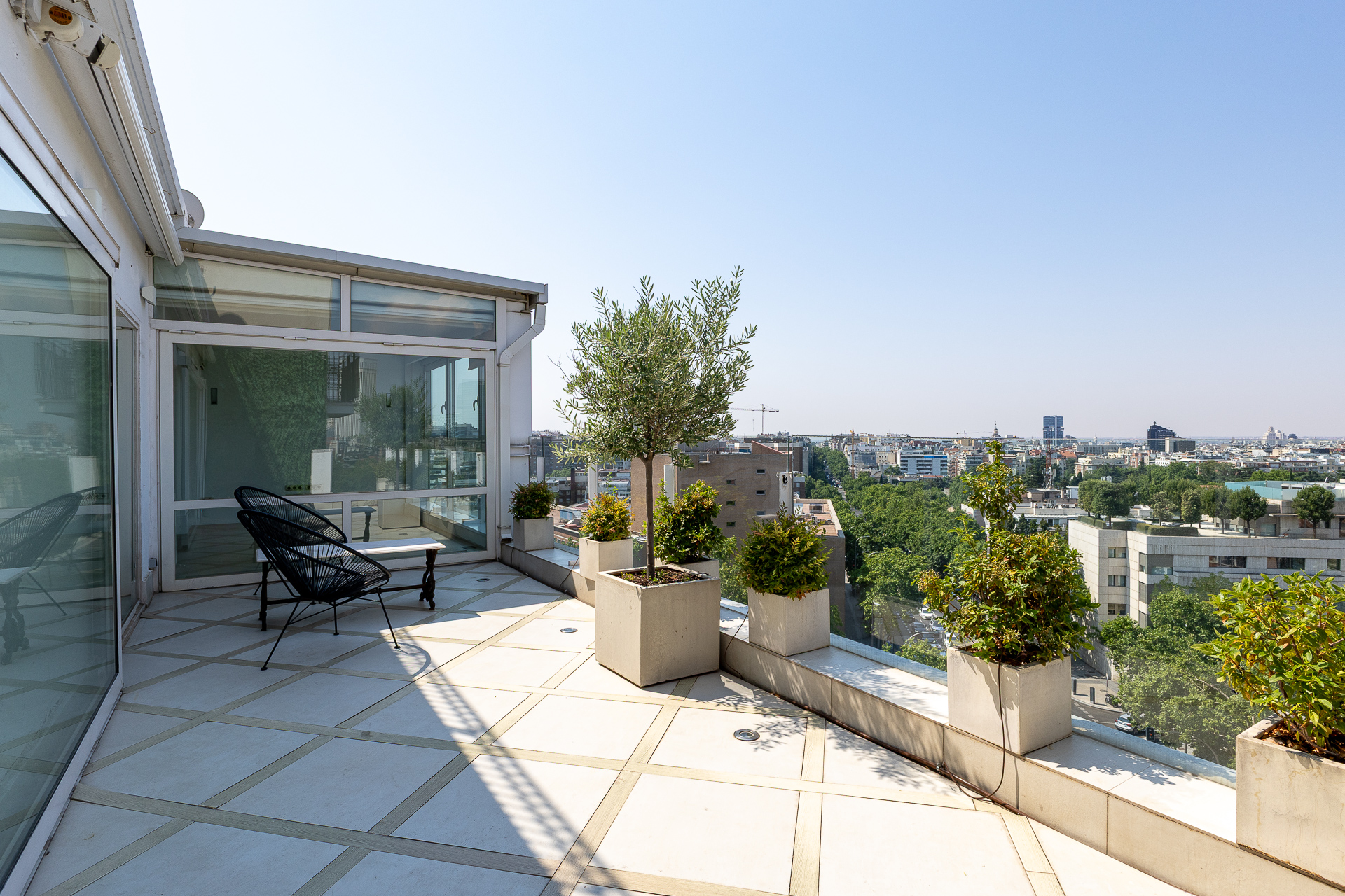 Exclusive penthouse in El Viso, with a large terrace offering unbeatable, unique city views, recently renovated with designer finishes