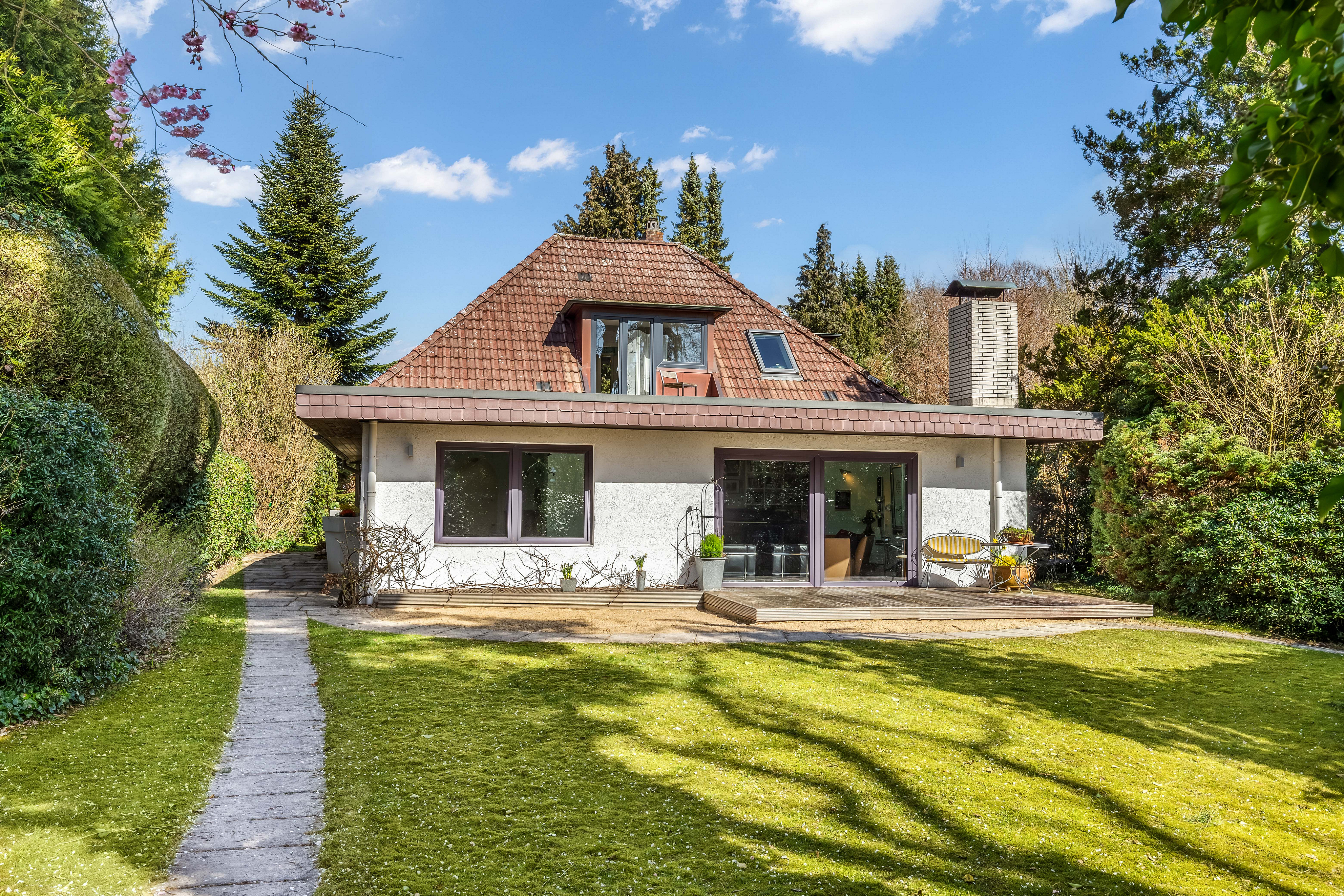 Wenn Träume wahr werden: Haus mit Garten, fußläufig zum Volksdorfer Kern!