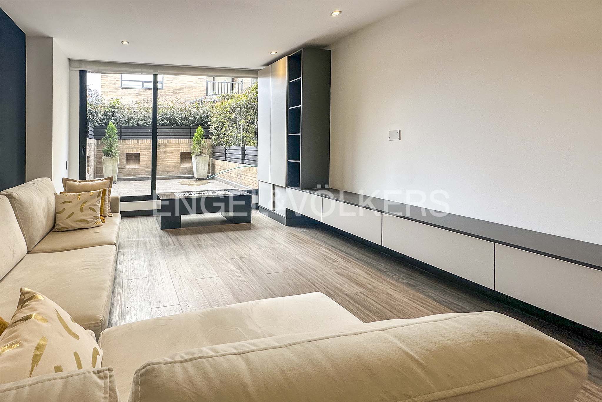 Moderno apartamento con terraza para venta en Santa Paula