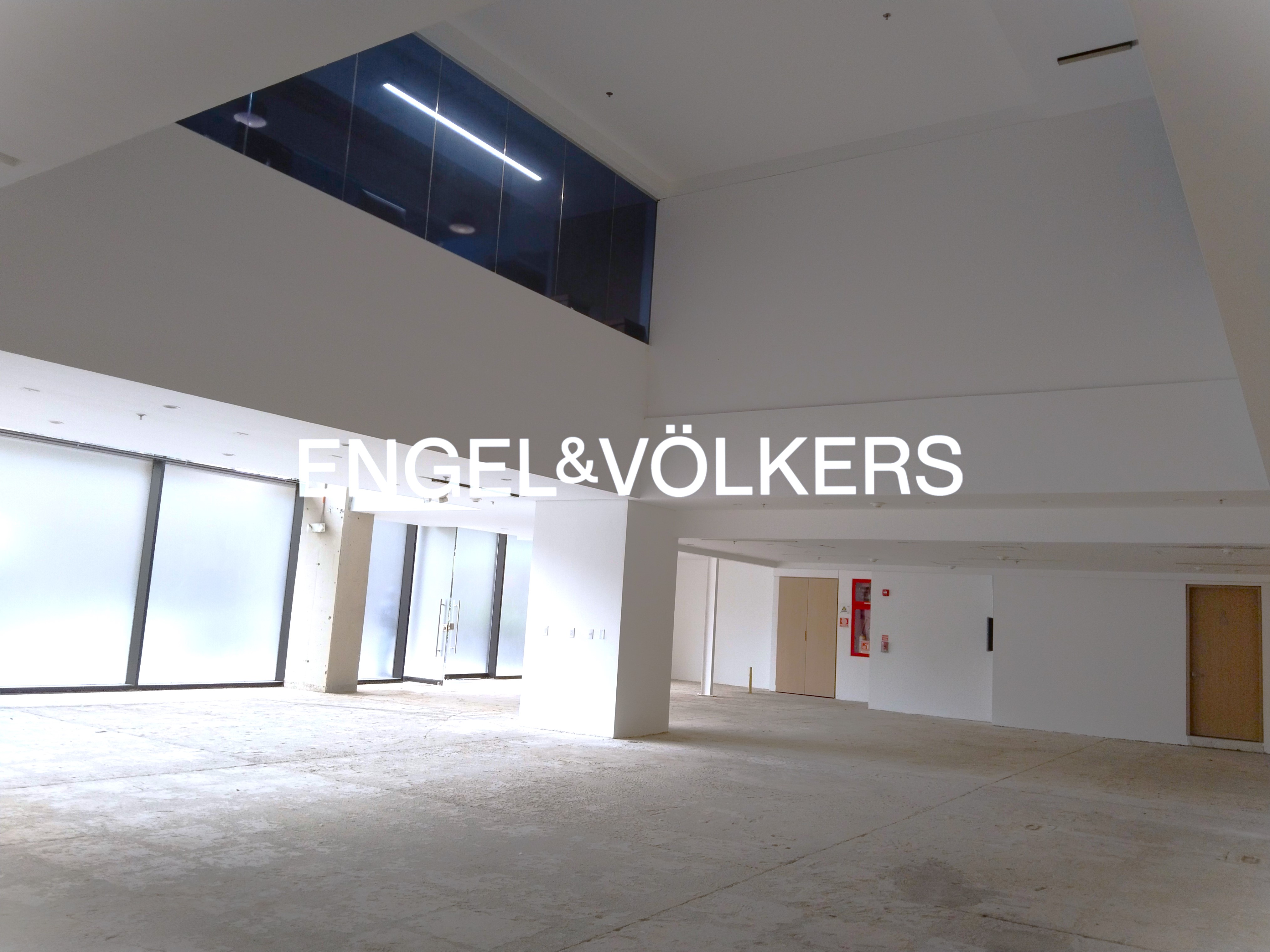Arriendo local de 270m² en el Country