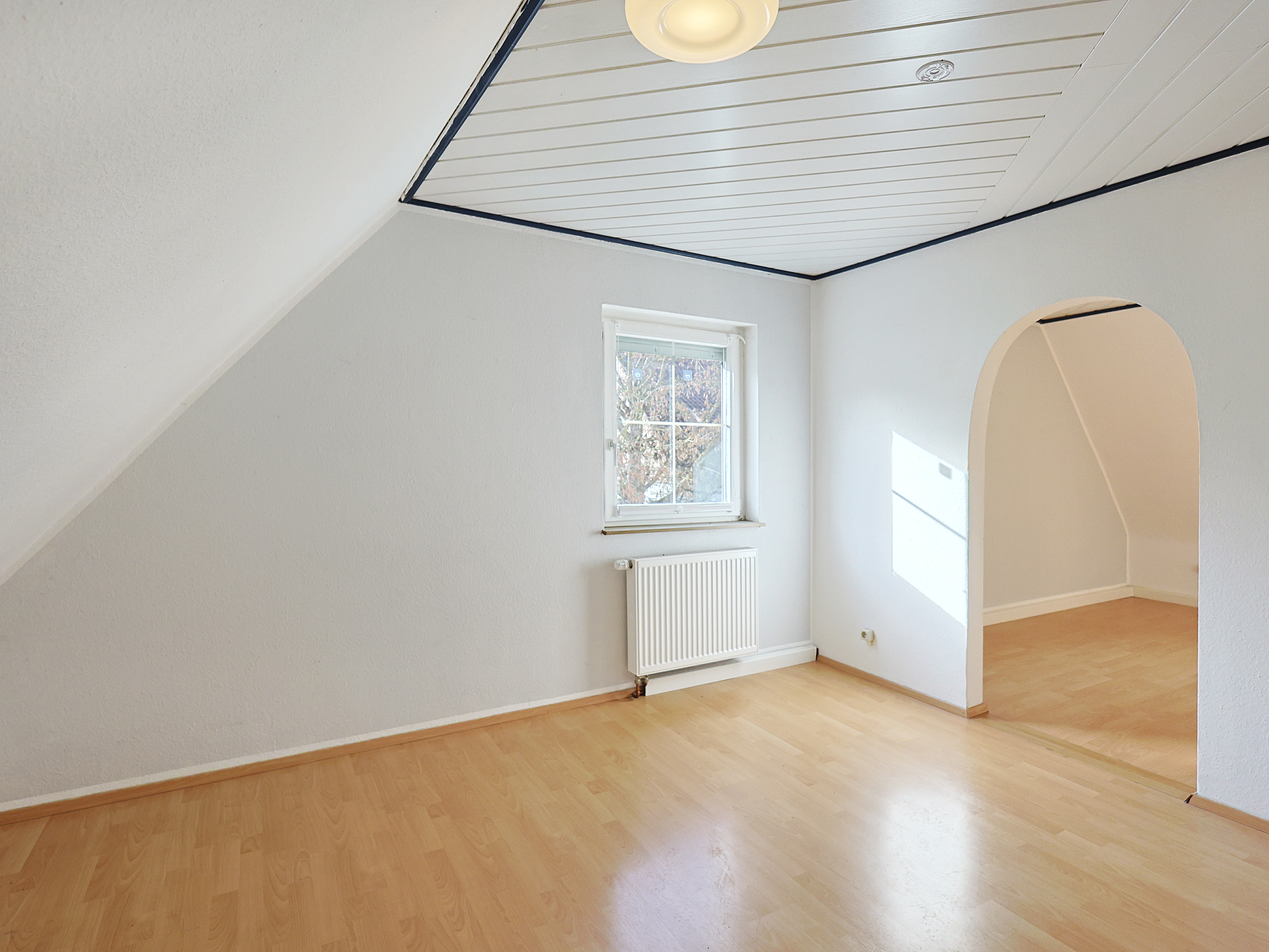 Eigener Eingang, Südost-Loggia, nur zwei Parteien – Dachgeschosswohnung in Renningen