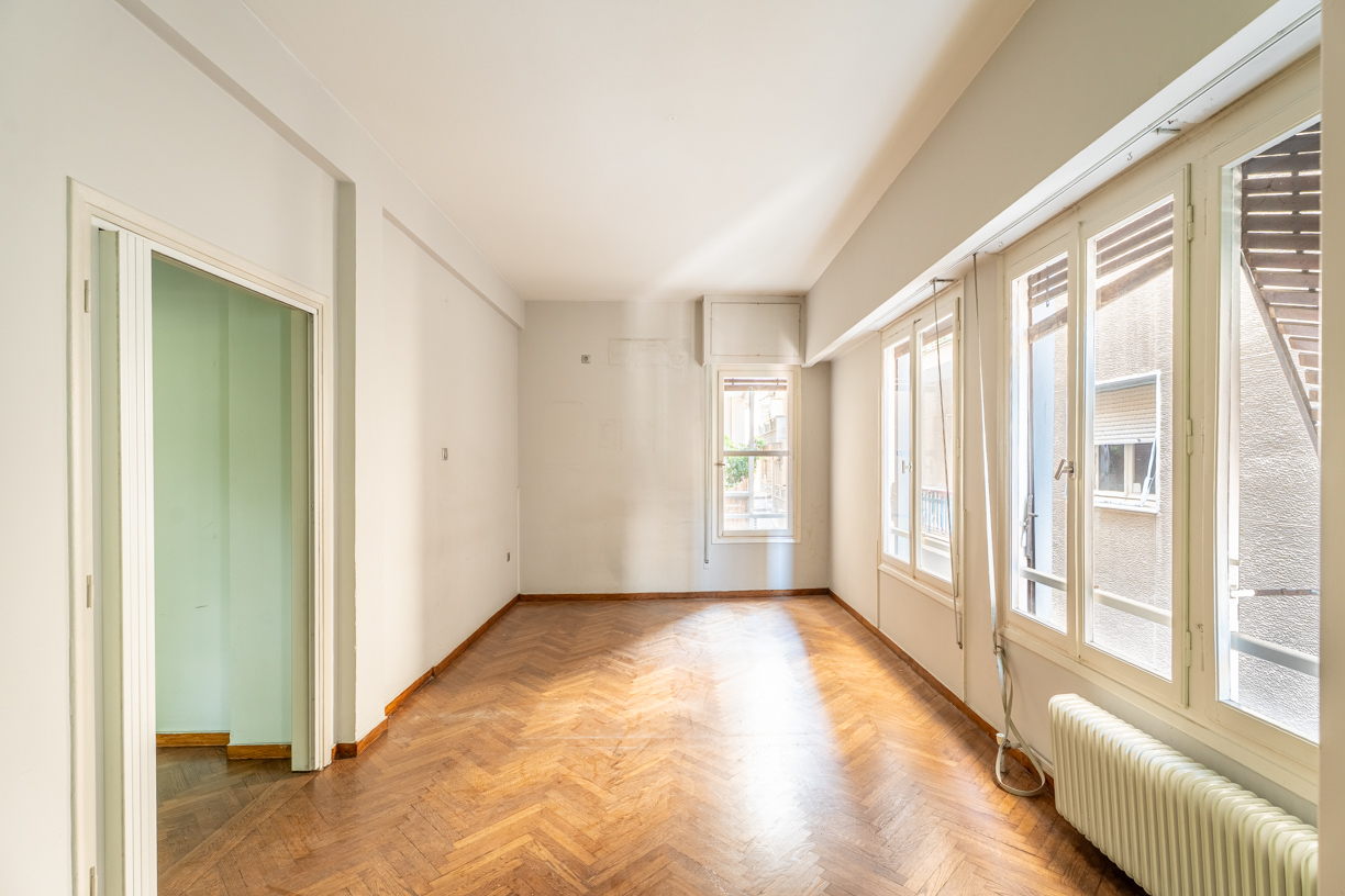Prime and bright 1st-floor apartment on Alexandras Avenue