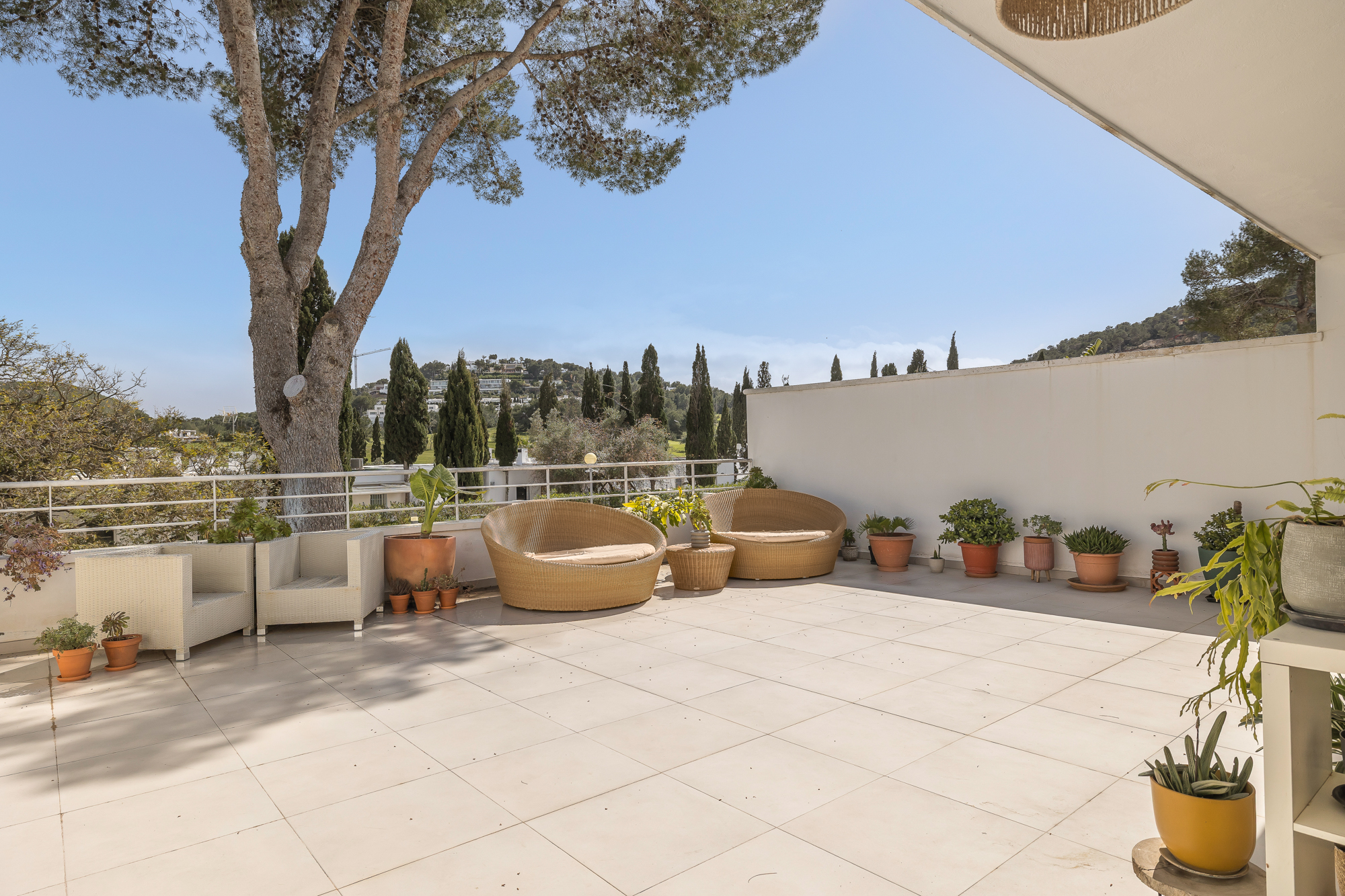 Apartament lluminós amb terrassa àmplia i vistes al golf en comunitat tancada