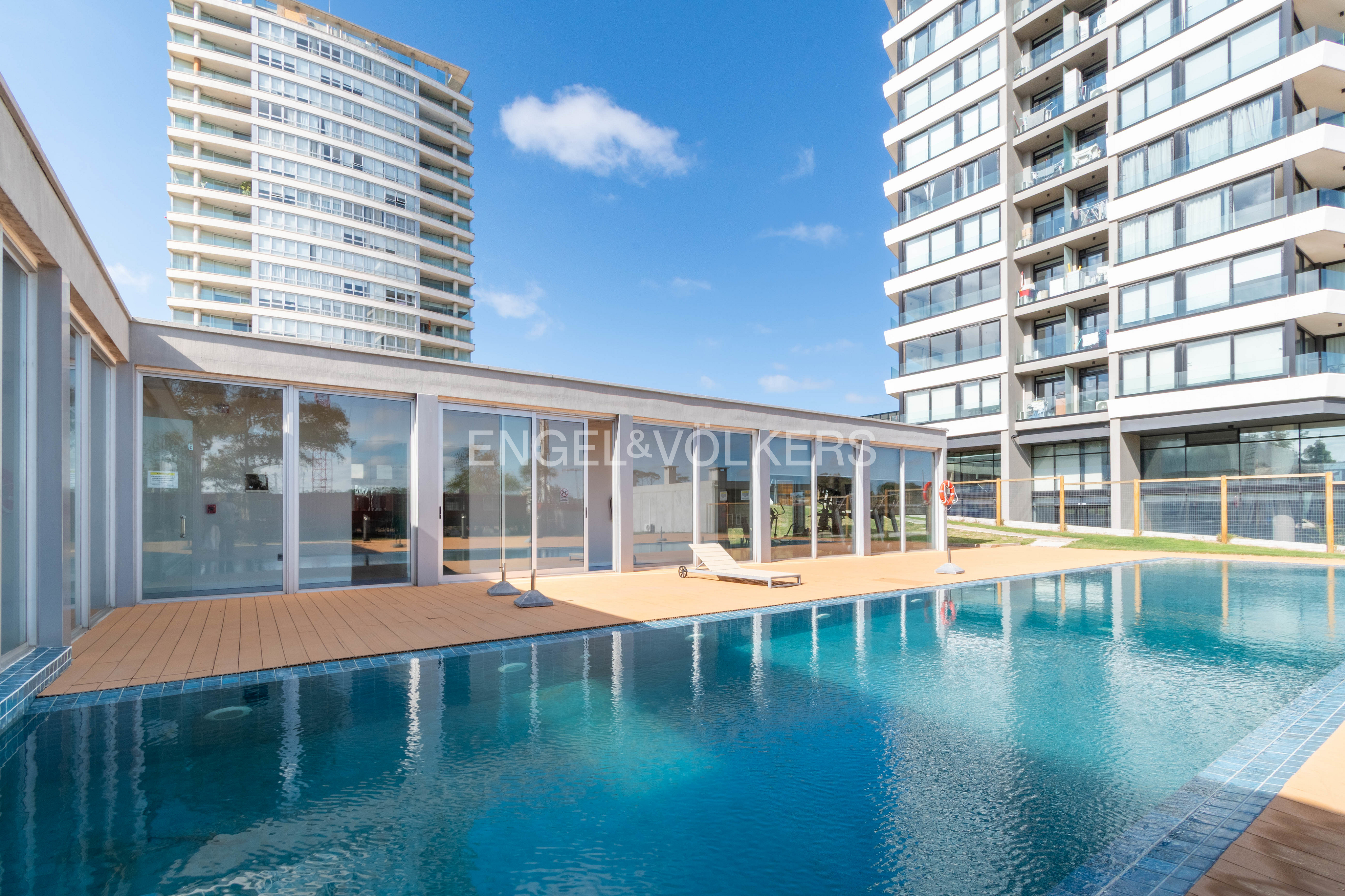 2-bedroom, 2-bath apartment for sale in Parque Miramar with a terrace with panoramic views, garage, and excellent amenities.