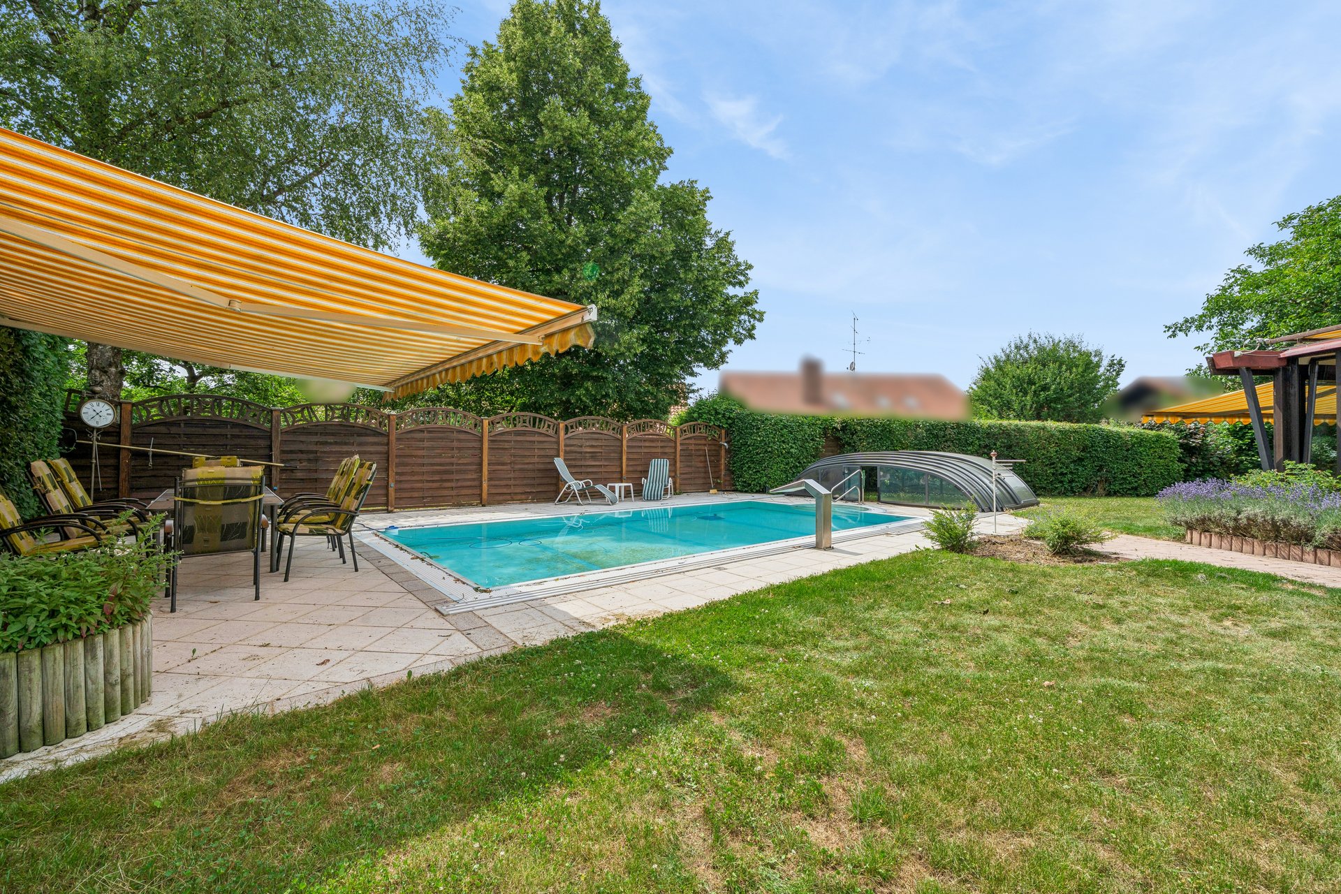 Großzügiges Einfamilienhaus mit Einliegerwohnung, Wellnessbereich, Pool und traumhaftem Garten auf 1.002 m² Grundstück