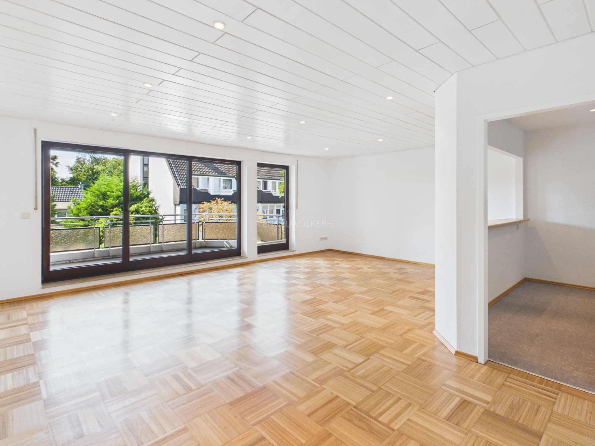 Bezugsfertige ETW mit Aufzug, Carport & Sonnenbalkon in Parklage