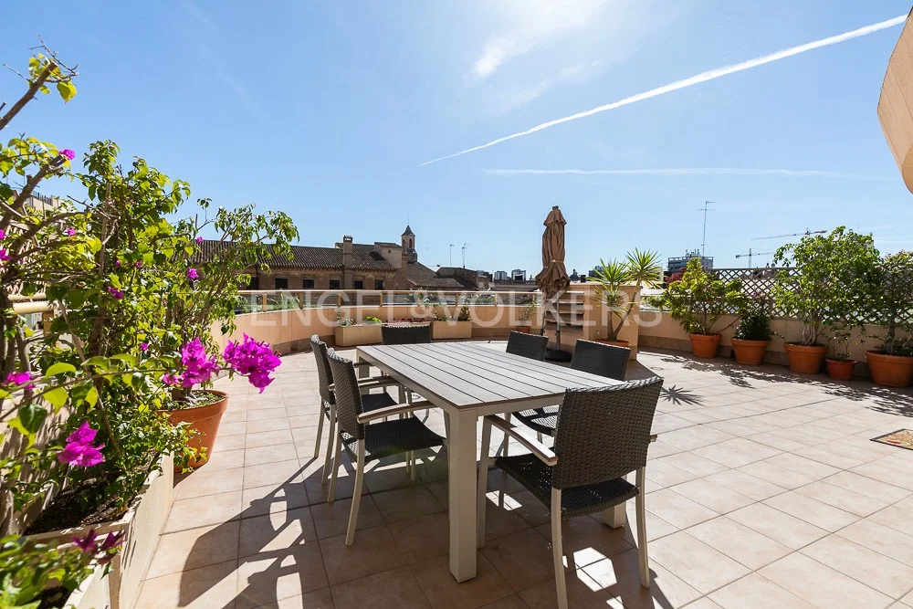 Exclusive property with large terrace and garage next to the Turia Garden