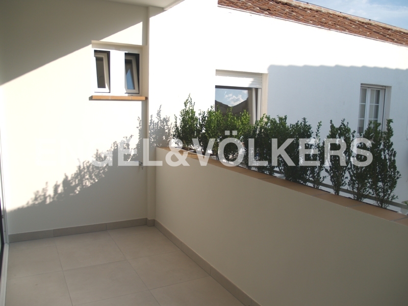 Unfurnished penthouse with terrace for rent in Palacio