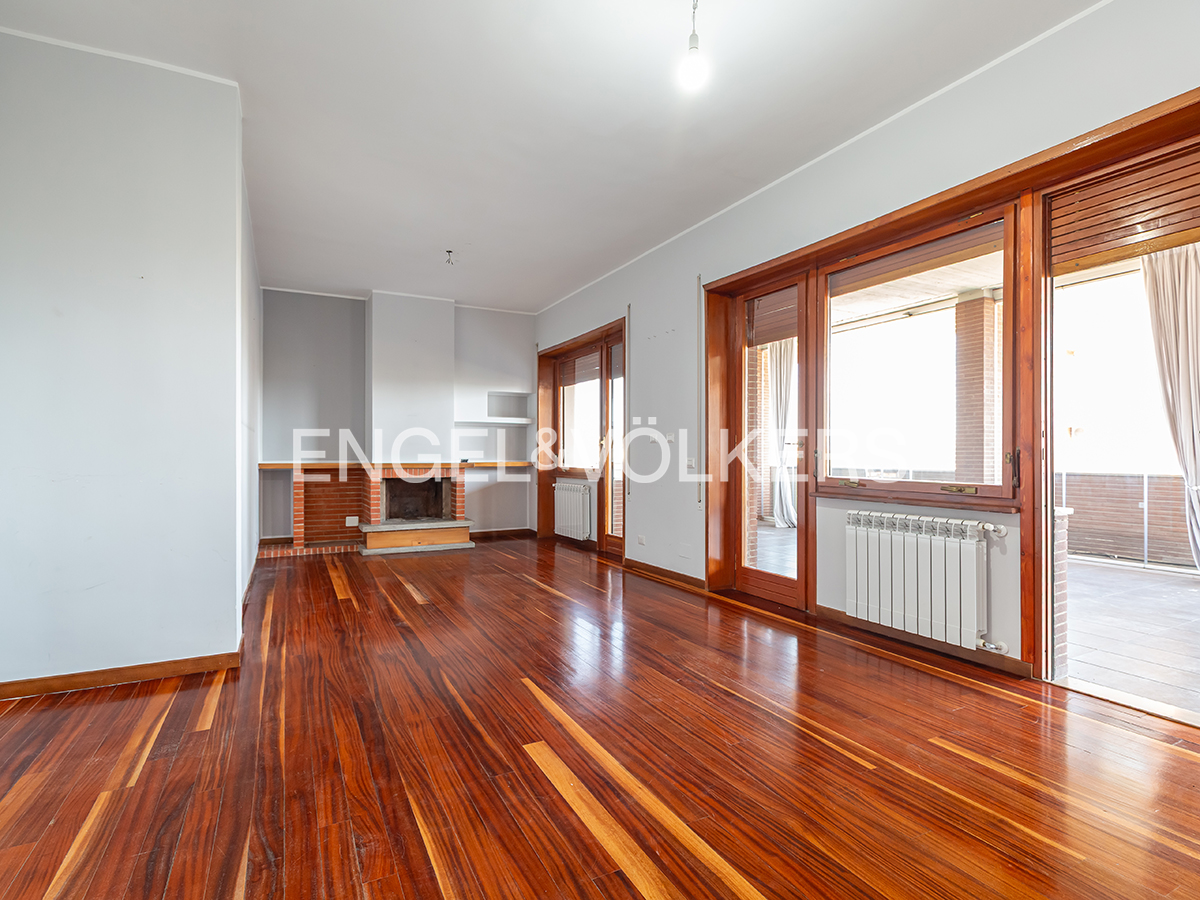 Spacious renovated apartment with terrace and garage