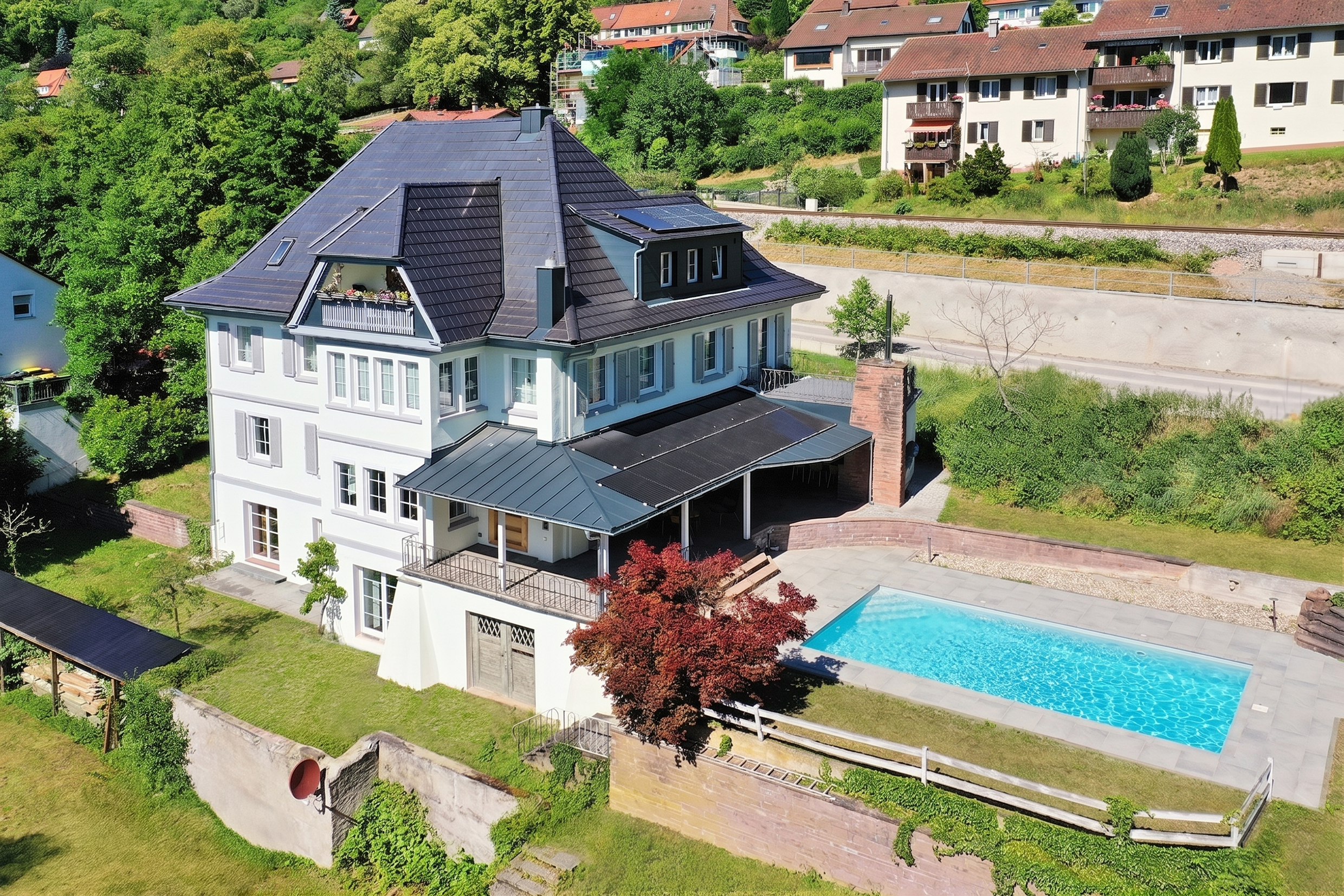 Eleganz trifft Lebensqualität für zwei bis drei Parteien – historische Stadtvilla mit mediterranem Gartenparadies