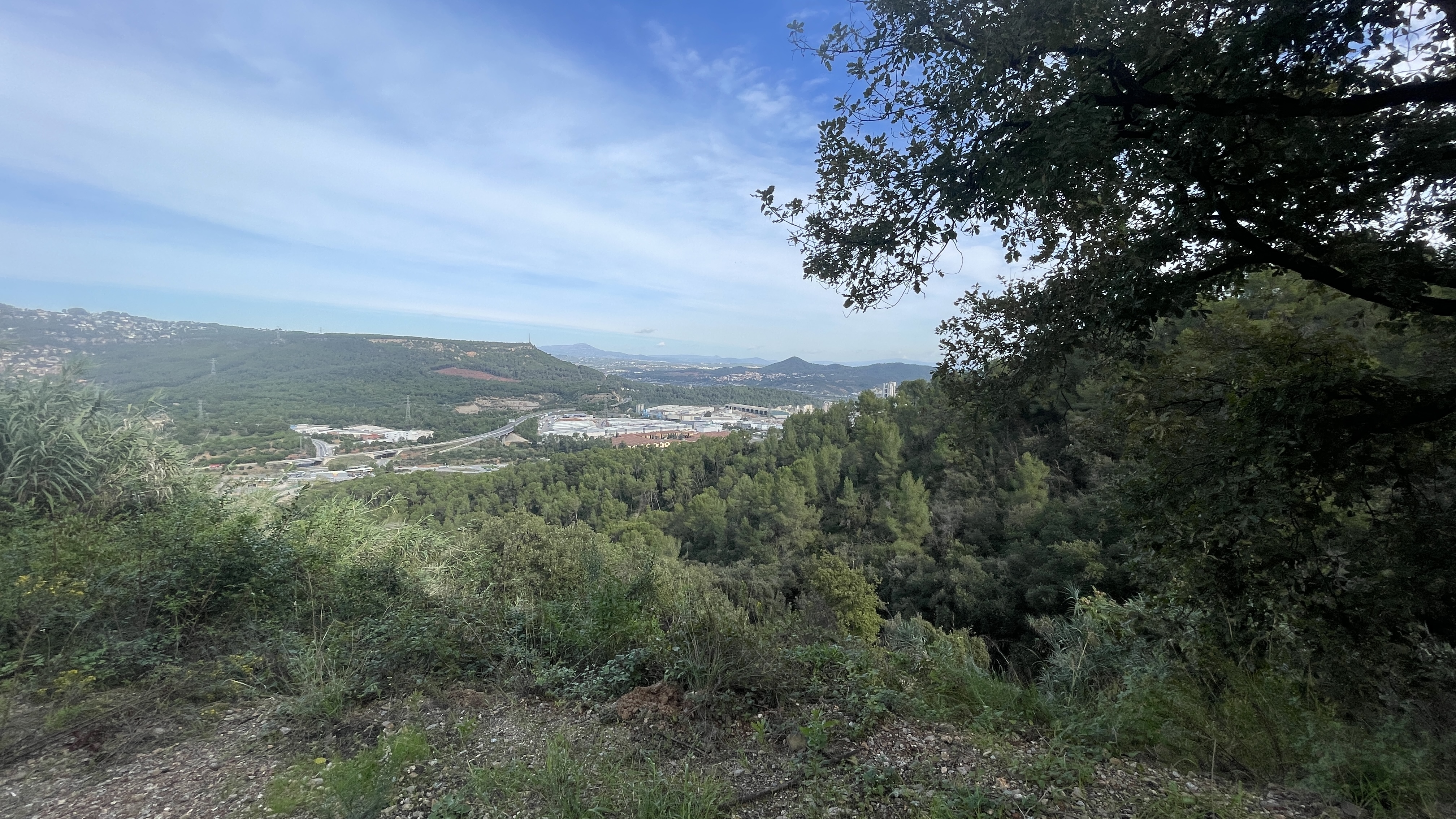 839 m² großes Stadtgrundstück mit freiem Blick und genehmigtem Bauprojekt in Torre Vileta, Cervelló