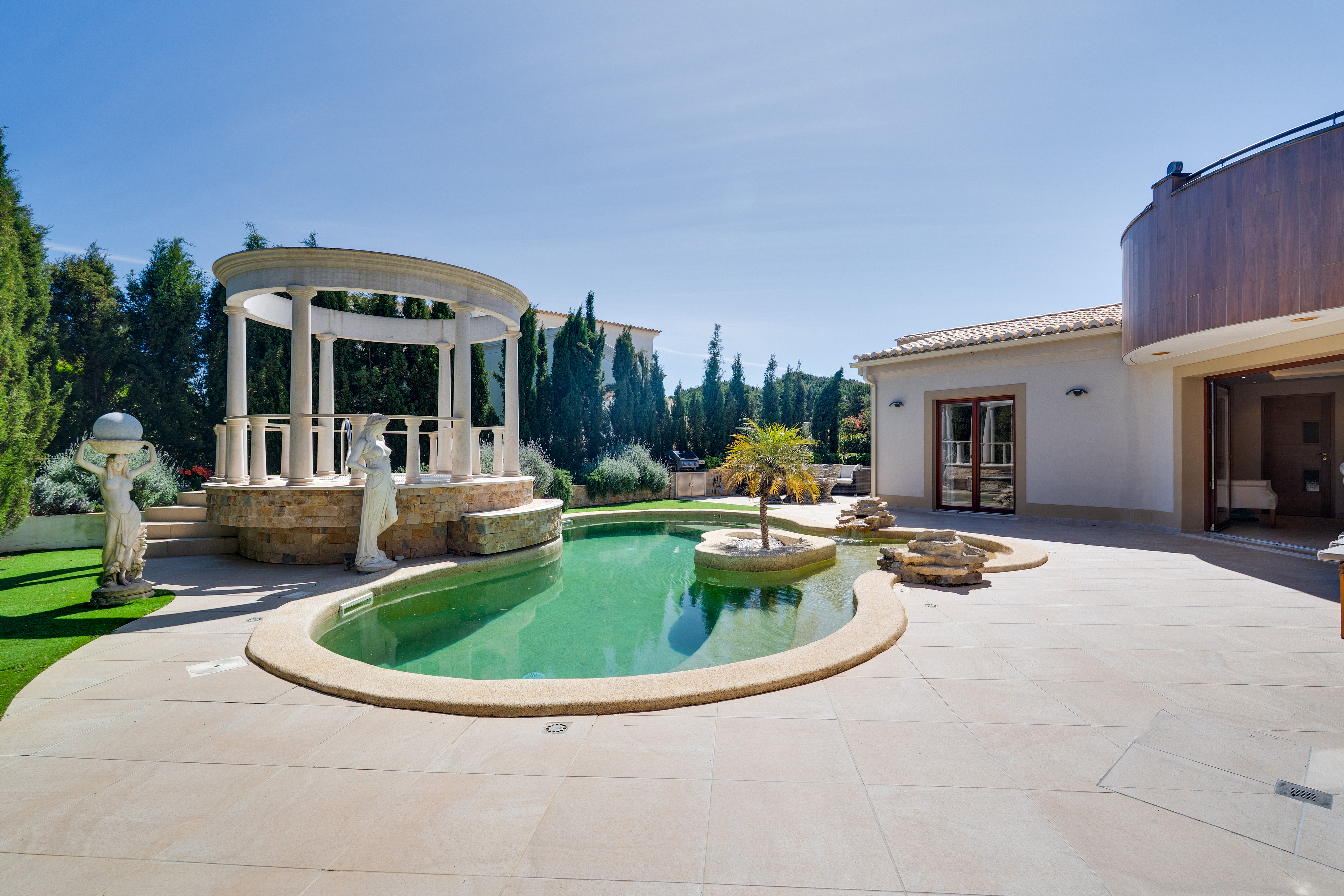 Villa Refinada com Jardim, Piscina e Privacidade Serena