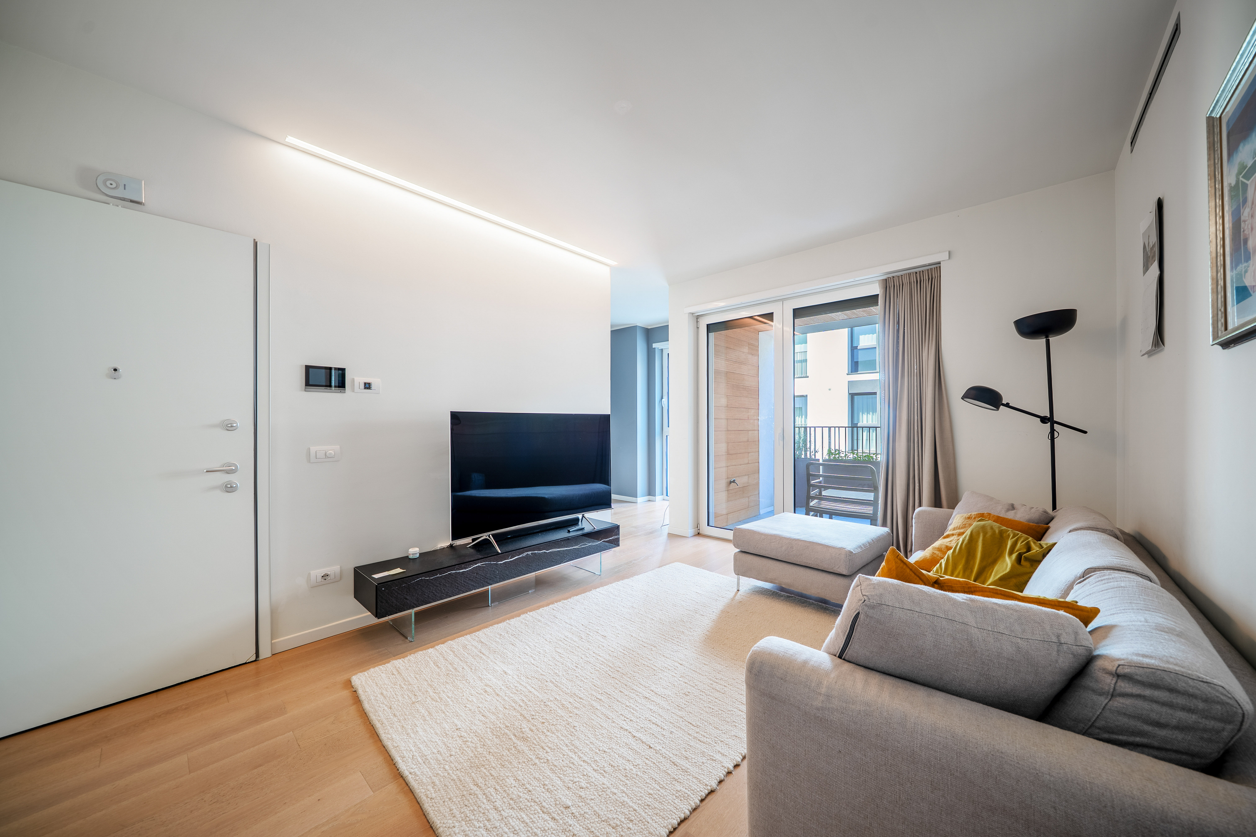 Elegant one-bedroom flat with balcony on Menotti Street