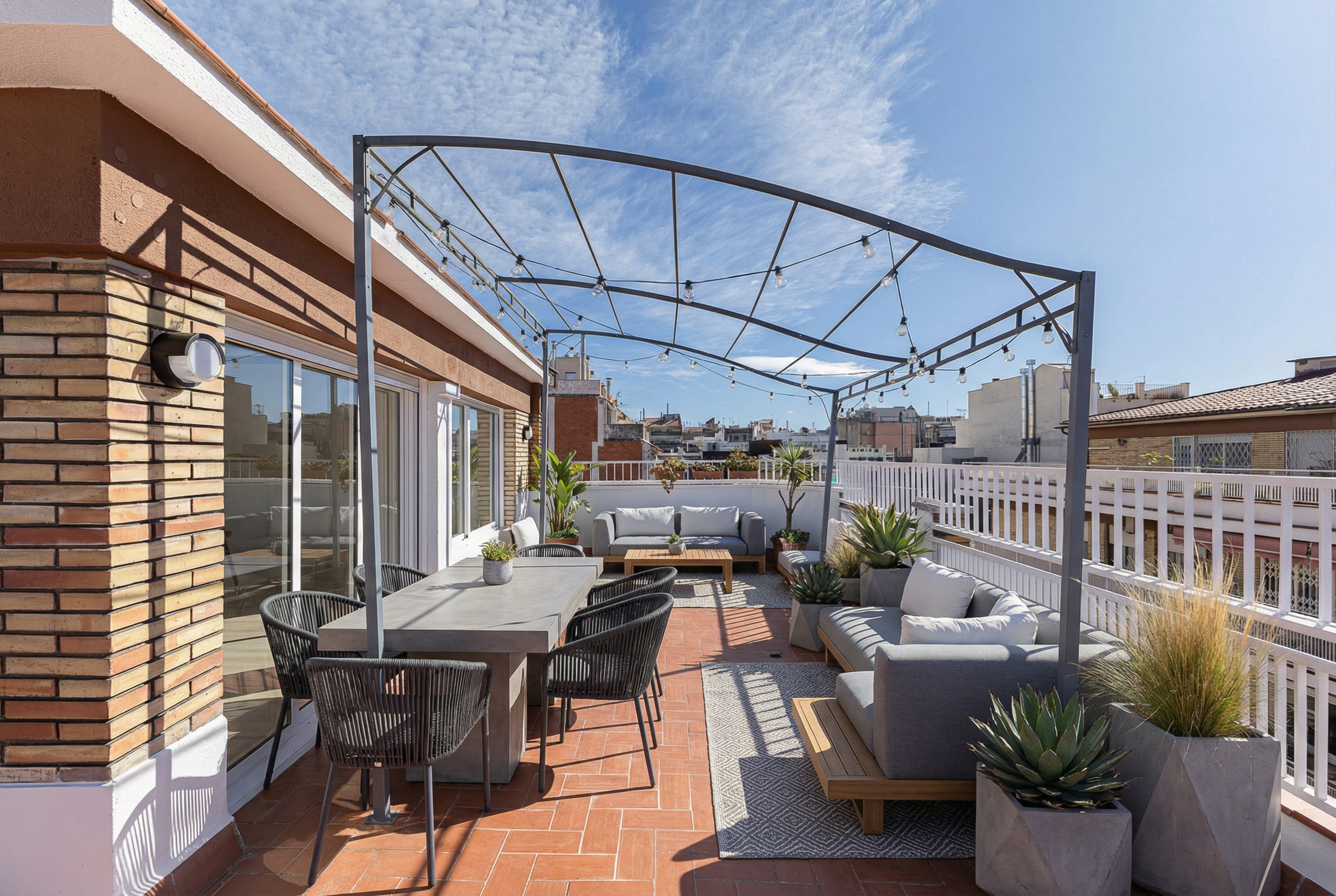 Exclusive penthouse with large terrace and designer renovation in Vila de Gràcia.