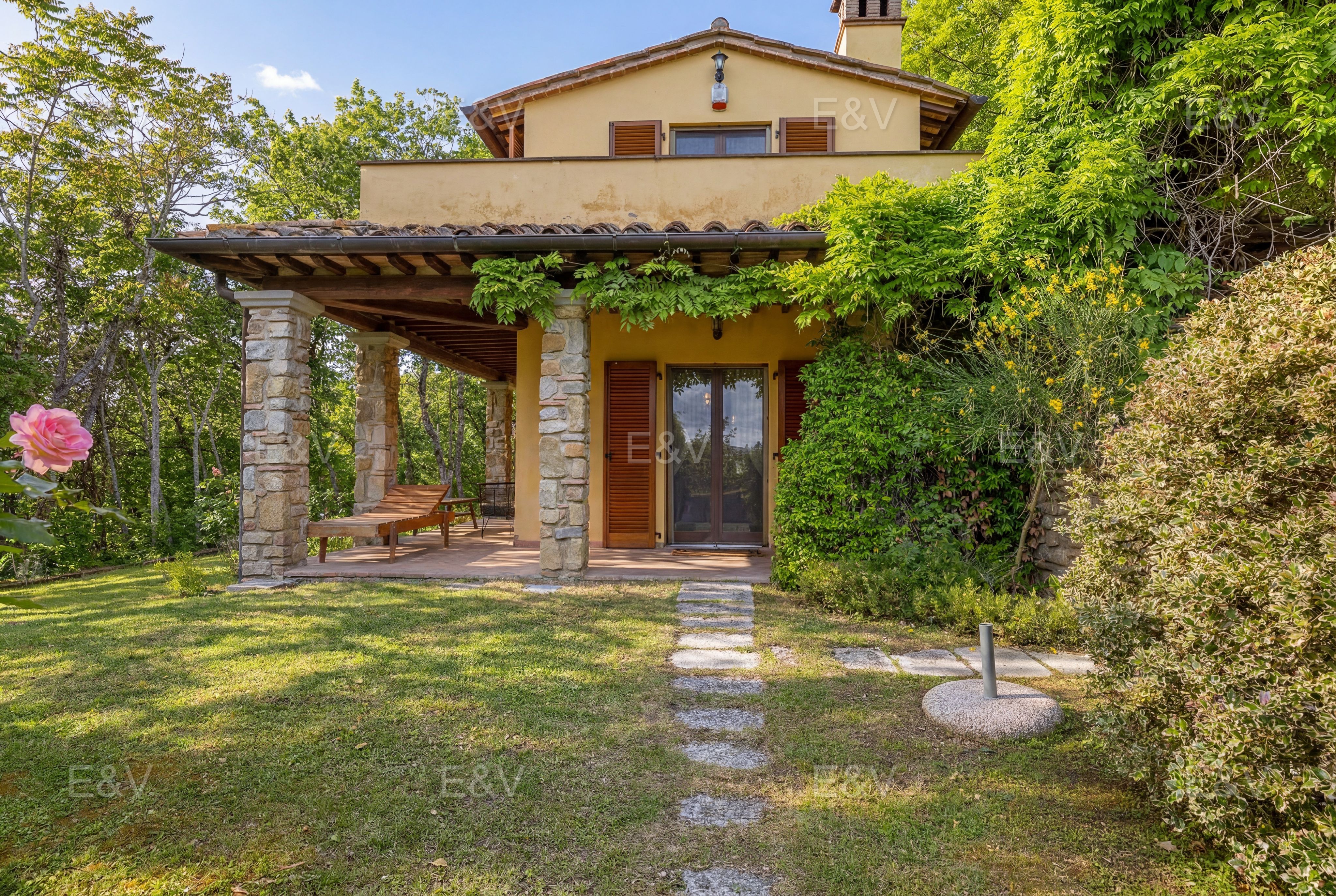 Elegant villa in the hills of Arezzo