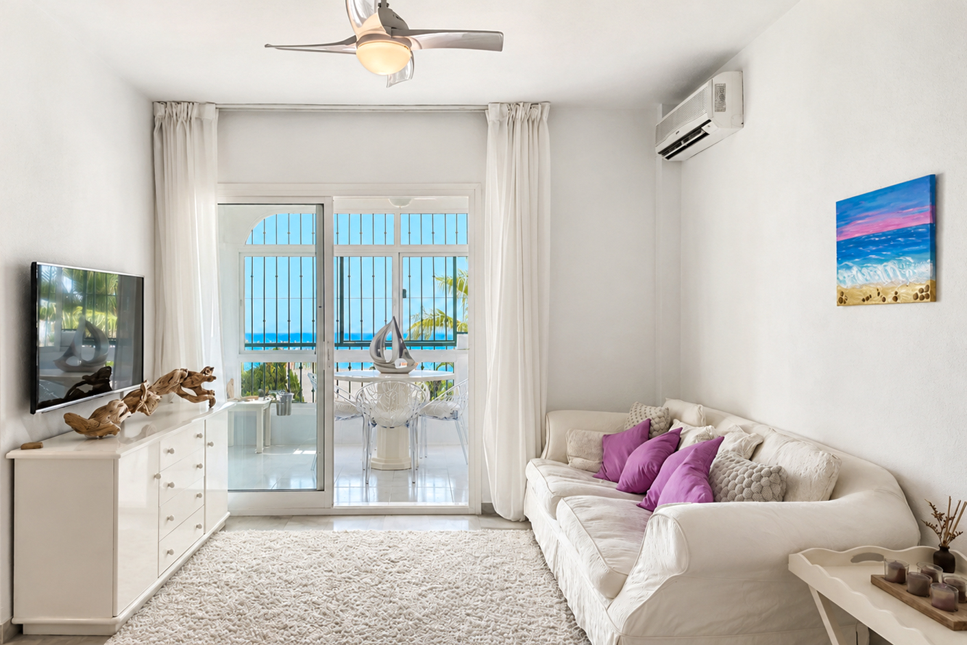 A stunning flat with breathtaking sea views – just a stone’s throw from the shops and the beach