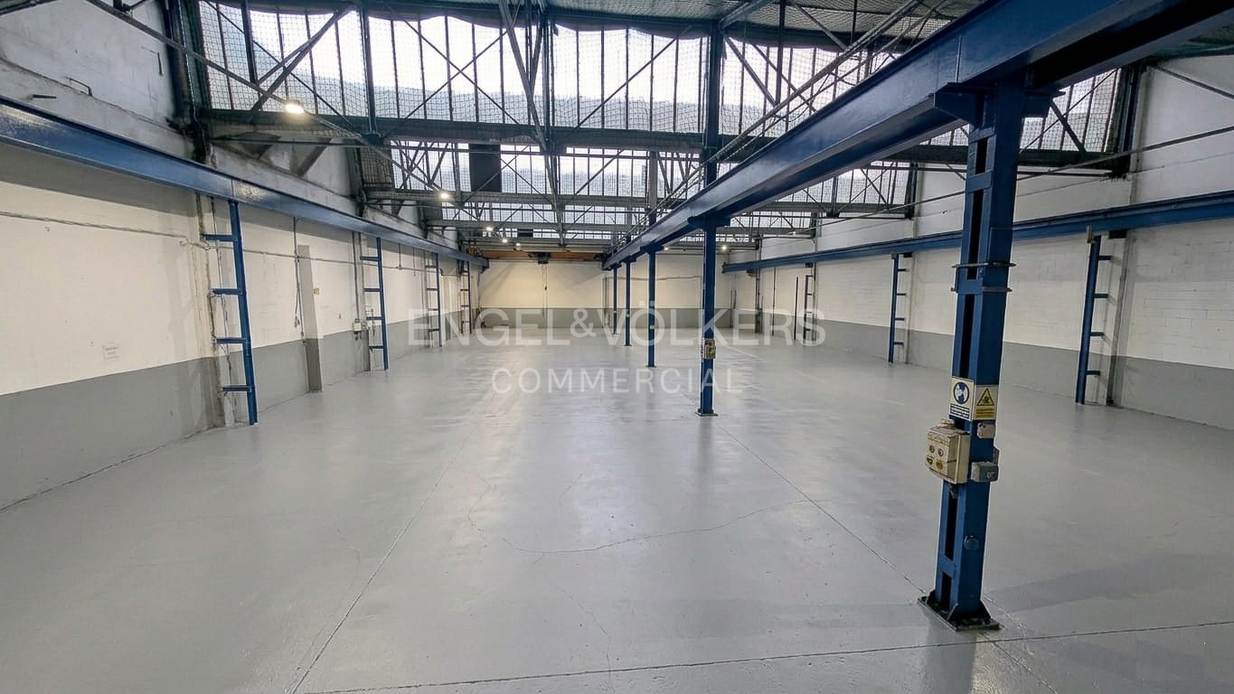 Nave con gran fachada en Cornellà
