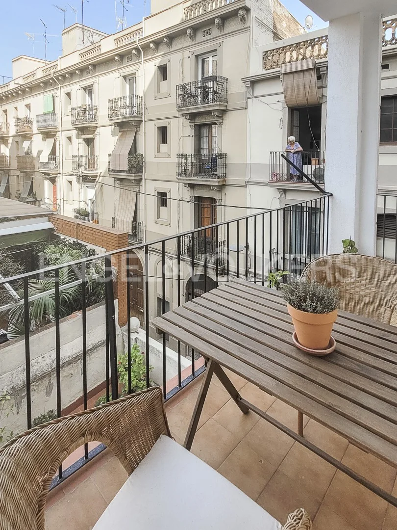 Beautiful temporary apartment with terrace in Poblenou