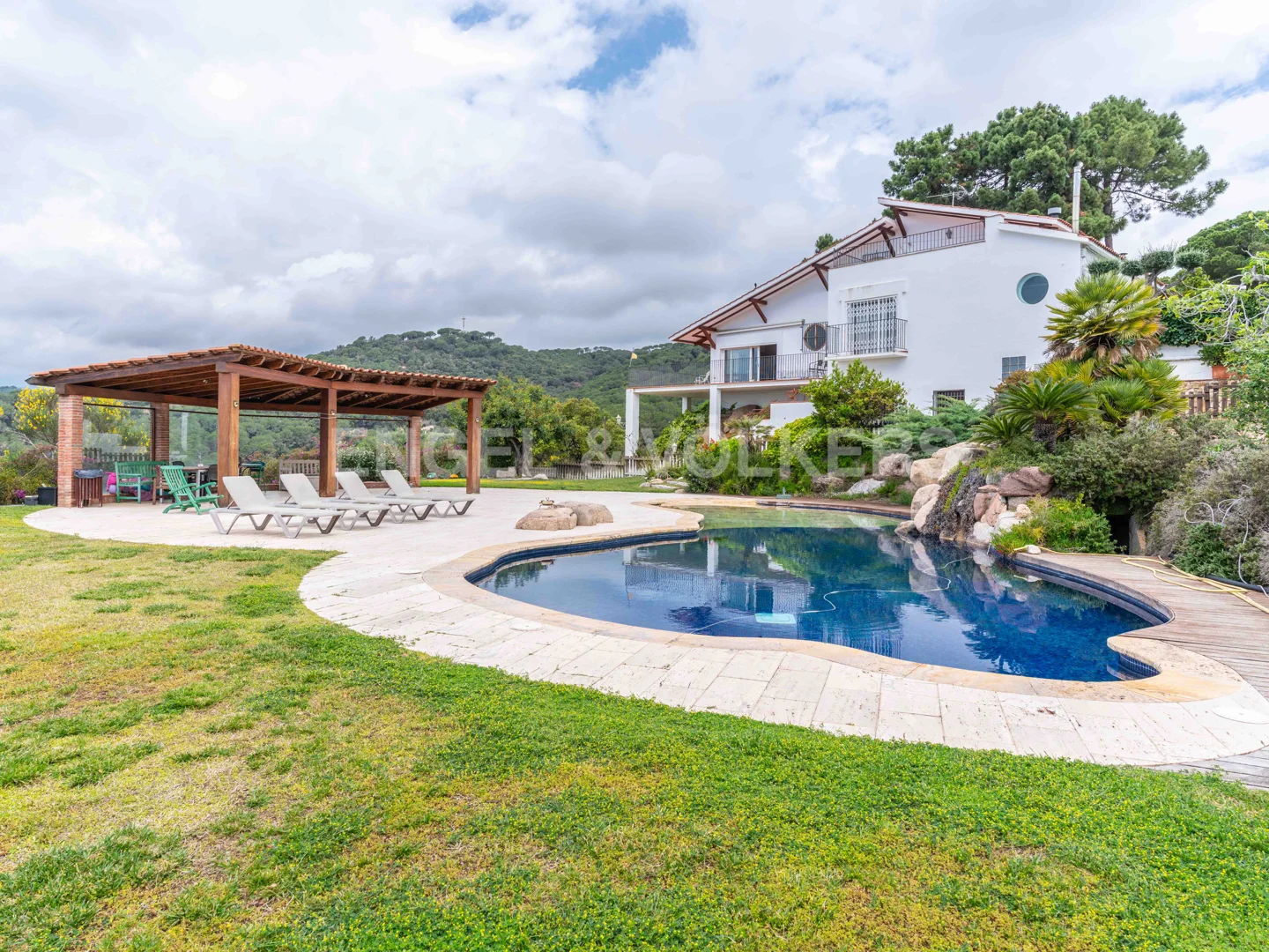 Elegant house with exclusive and special panoramic views of the sea and the mountains.