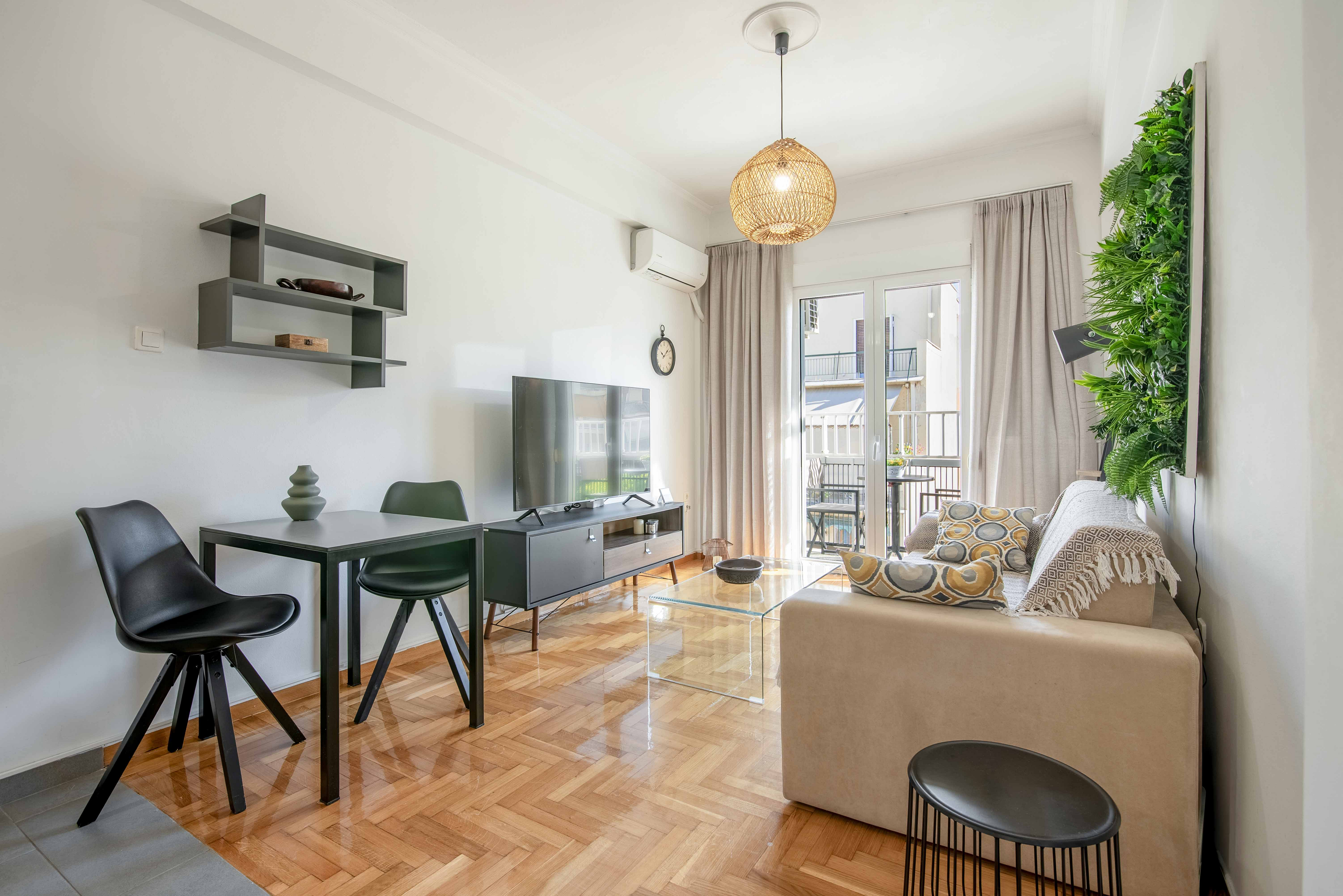 Bright apartment on the 4th floor in Pangrati