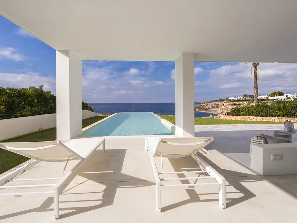 Ferienvermietung - Minimalistische Villa direkt am Meer in Cap d'en Font, Menorca