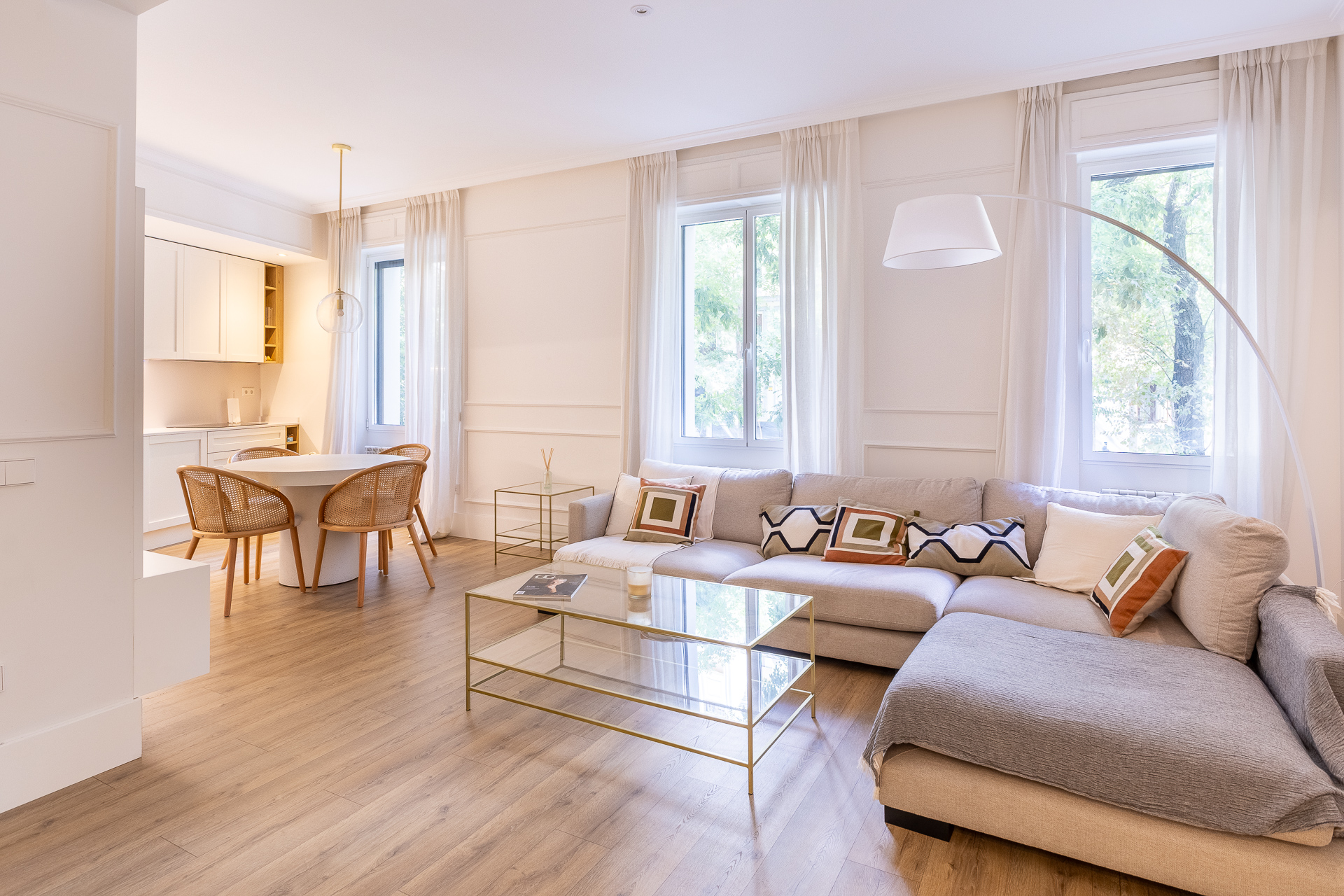Refurbished and furnished flat, suitable for owner-occupation or as an investment property in Trafalgar