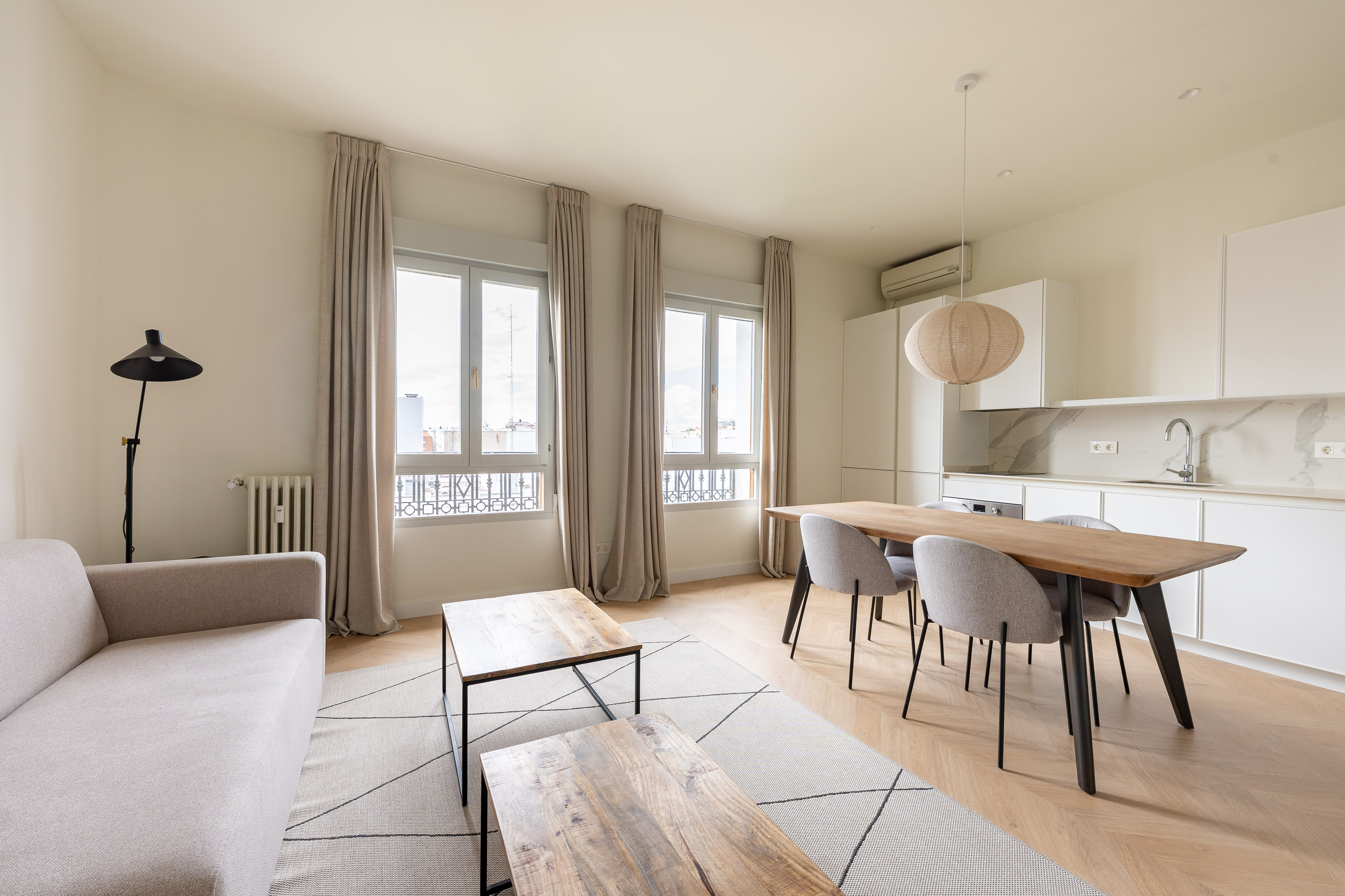 Renovated apartment with quality furniture. It has 2 bedrooms and 1 bathroom. Ideal for short stays.