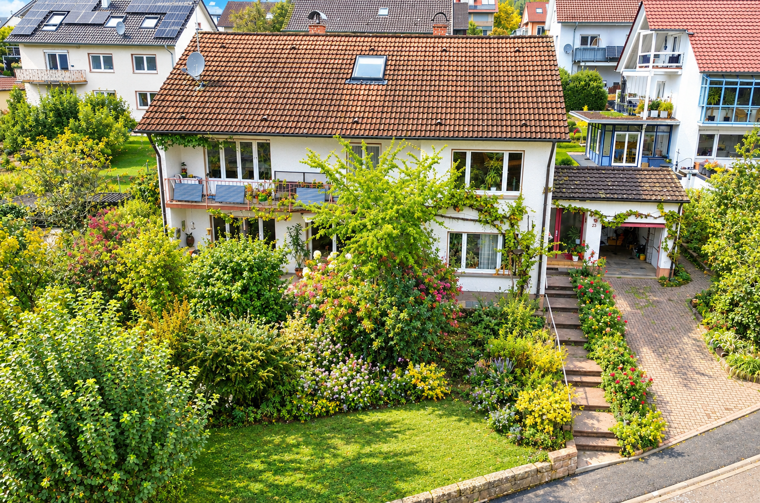 Großes Wohnhaus mit Entwicklungspotential in bester Lage!