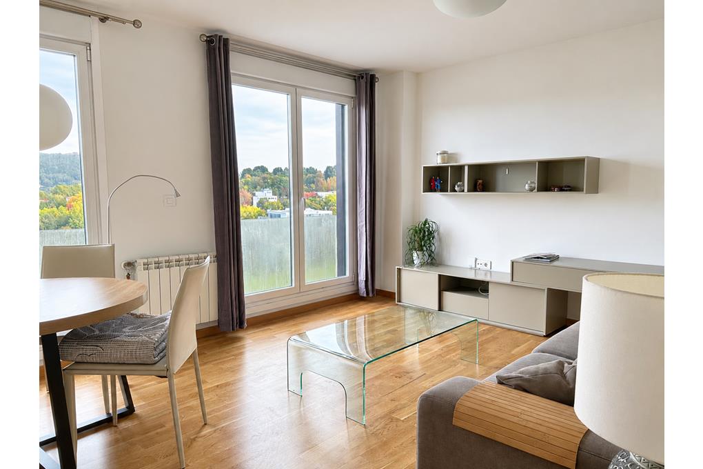 E&V rents a bright, welcoming home on Barcelona Avenue, next to the South Campus and near CHUS.