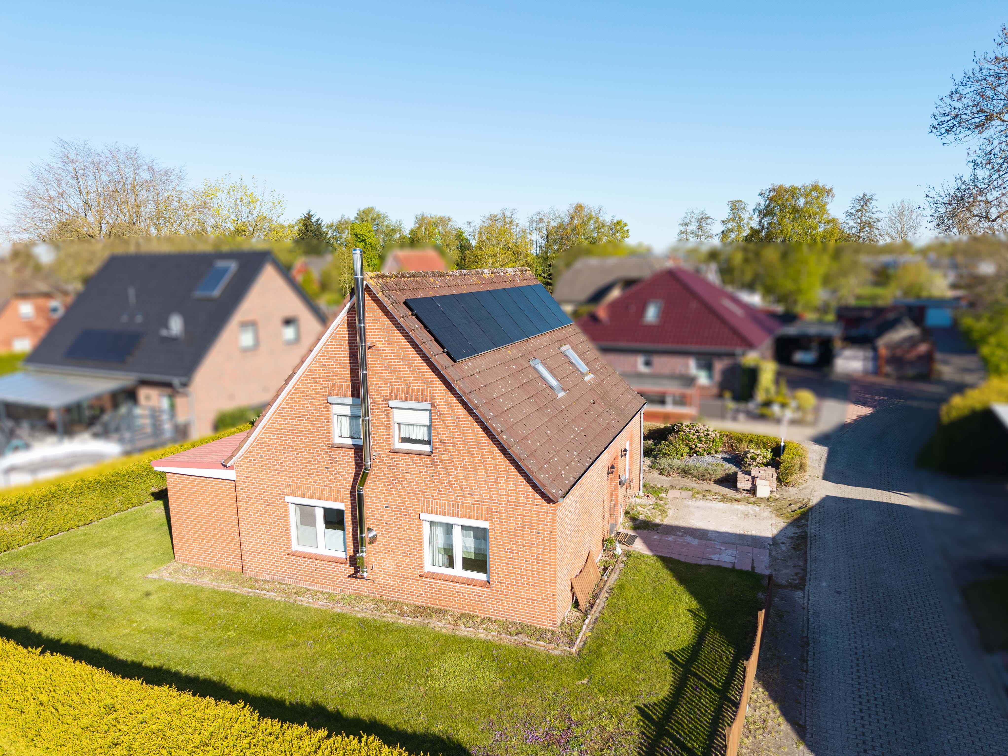 Einfamilienhaus mit Ausbaureserve und Nebengebäude in Ihlow-Riepe