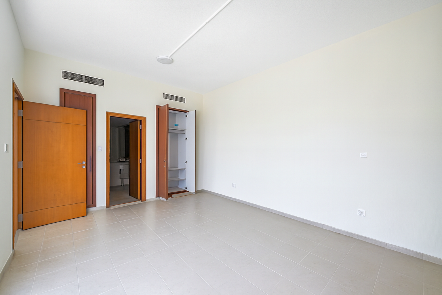 Unfurnished l Vacant l Pool View