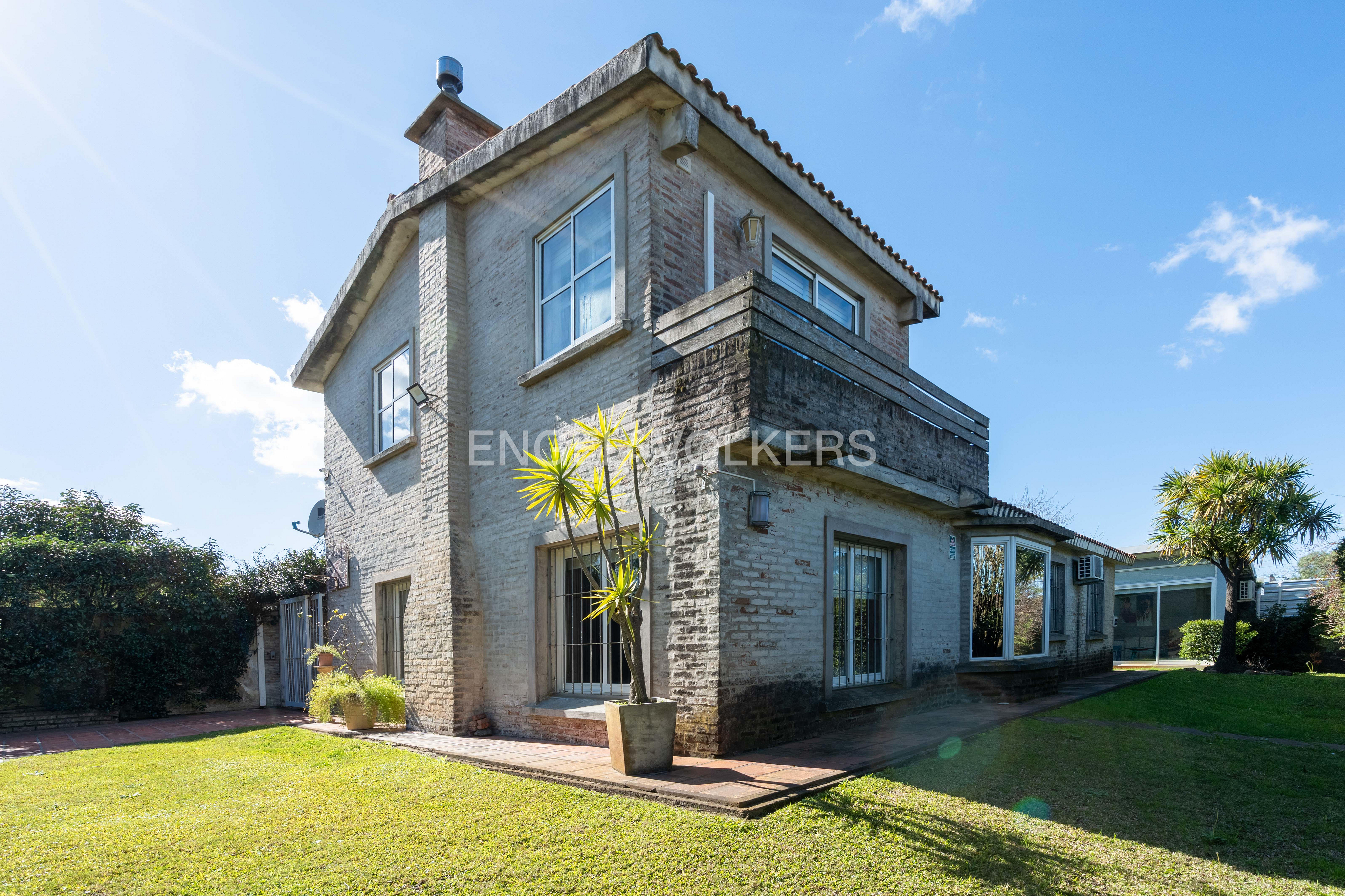 House for Sale in Solymar, 4 Bedrooms with Enclosed Barbecue Area and Independent Study