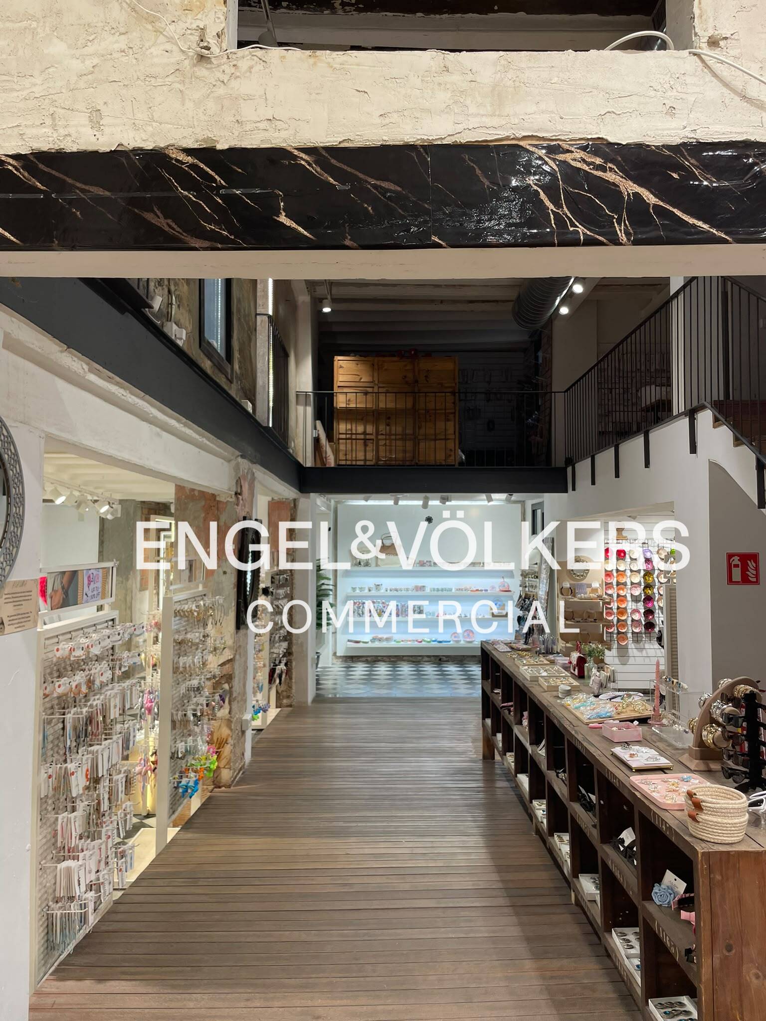 Local en traspaso en calle muy comercial del Gòtic