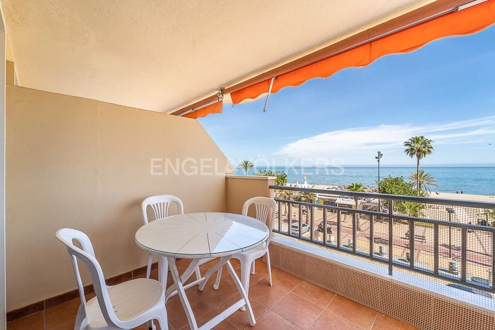Spacious 3-bedroom beachfront flat in Los Boliches