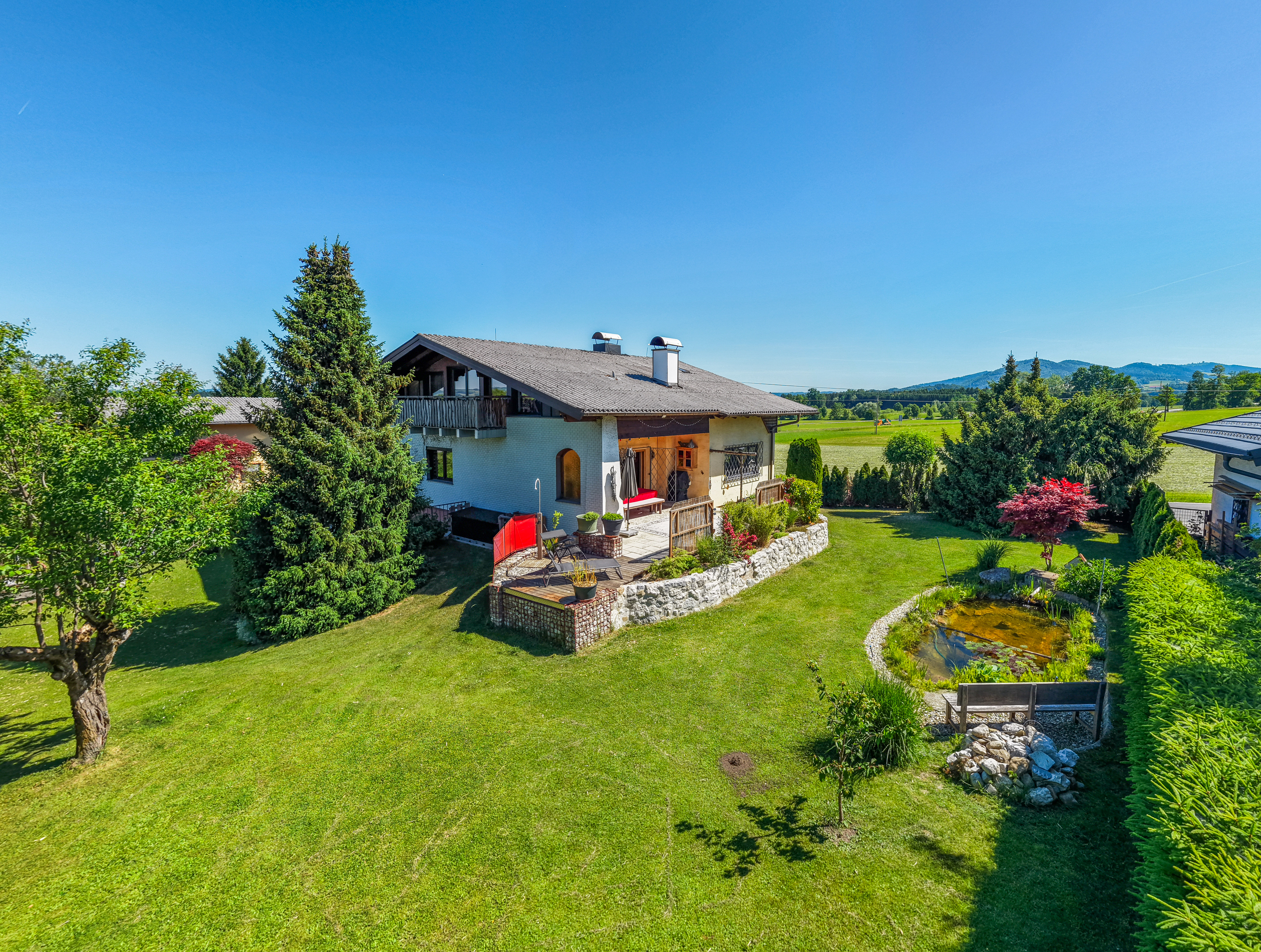 Charming residential idyll with substance and versatile use options