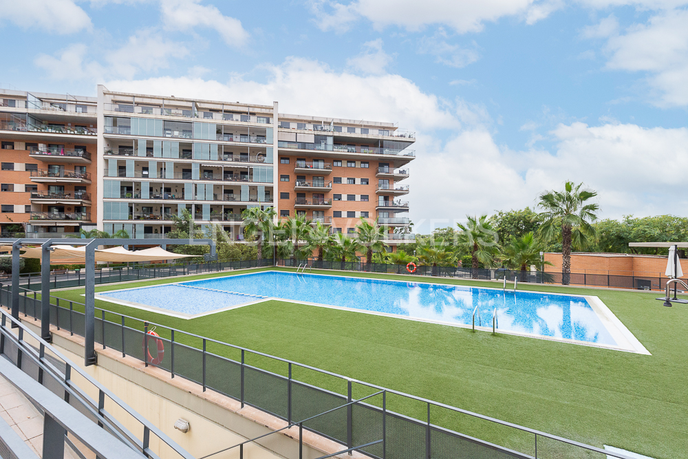 Modern loft with terrace in a residential area with pool and parking