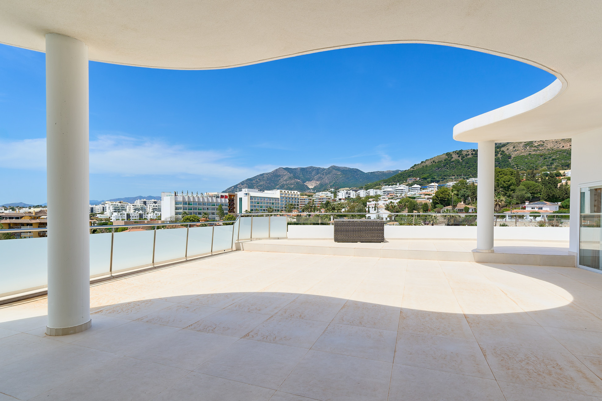 Luxury penthouse with 171 m² terrace and panoramic views