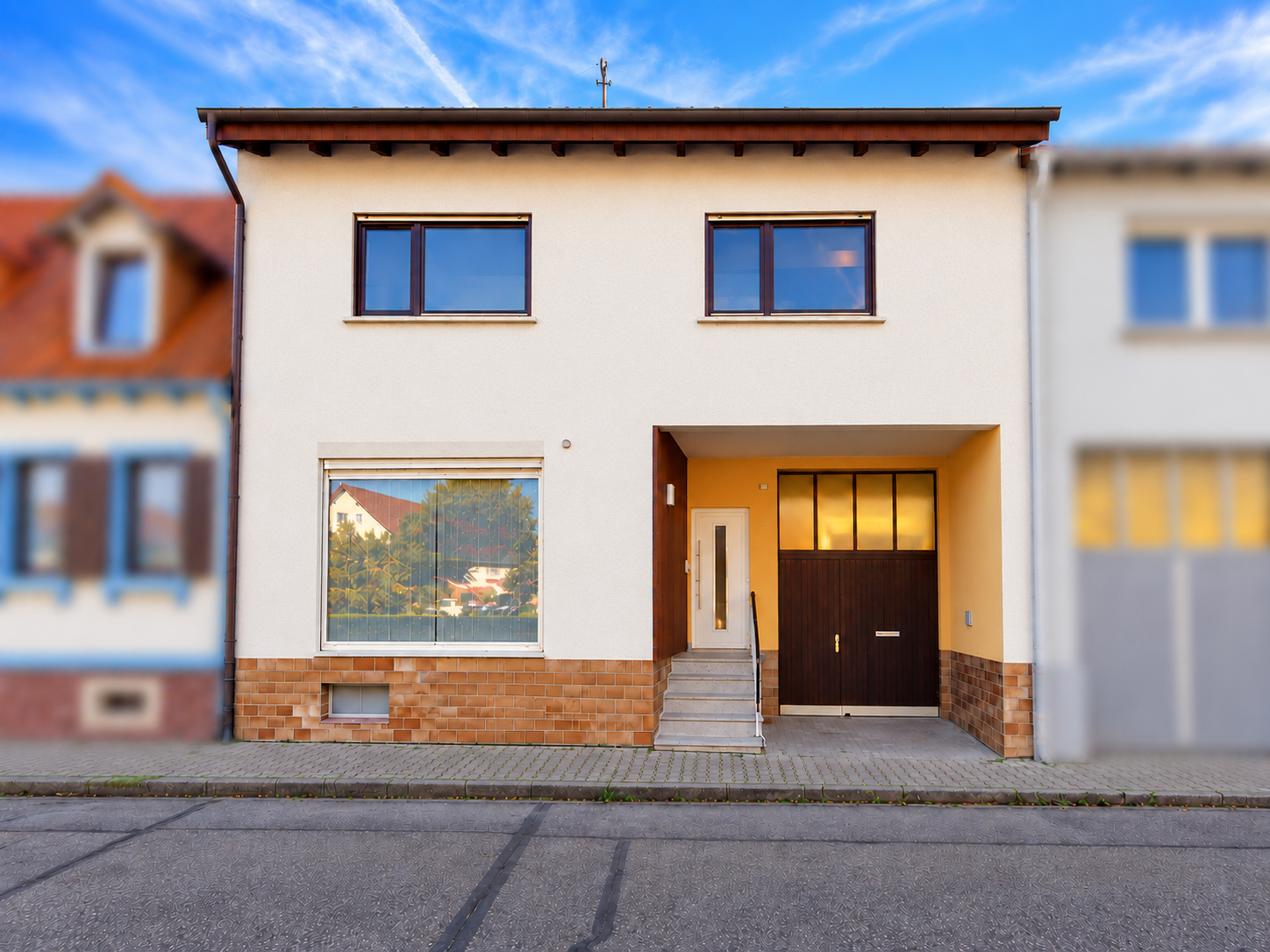 Großzügiges Wohnhaus mit sonnigem Garten und überdachter Dachterrasse