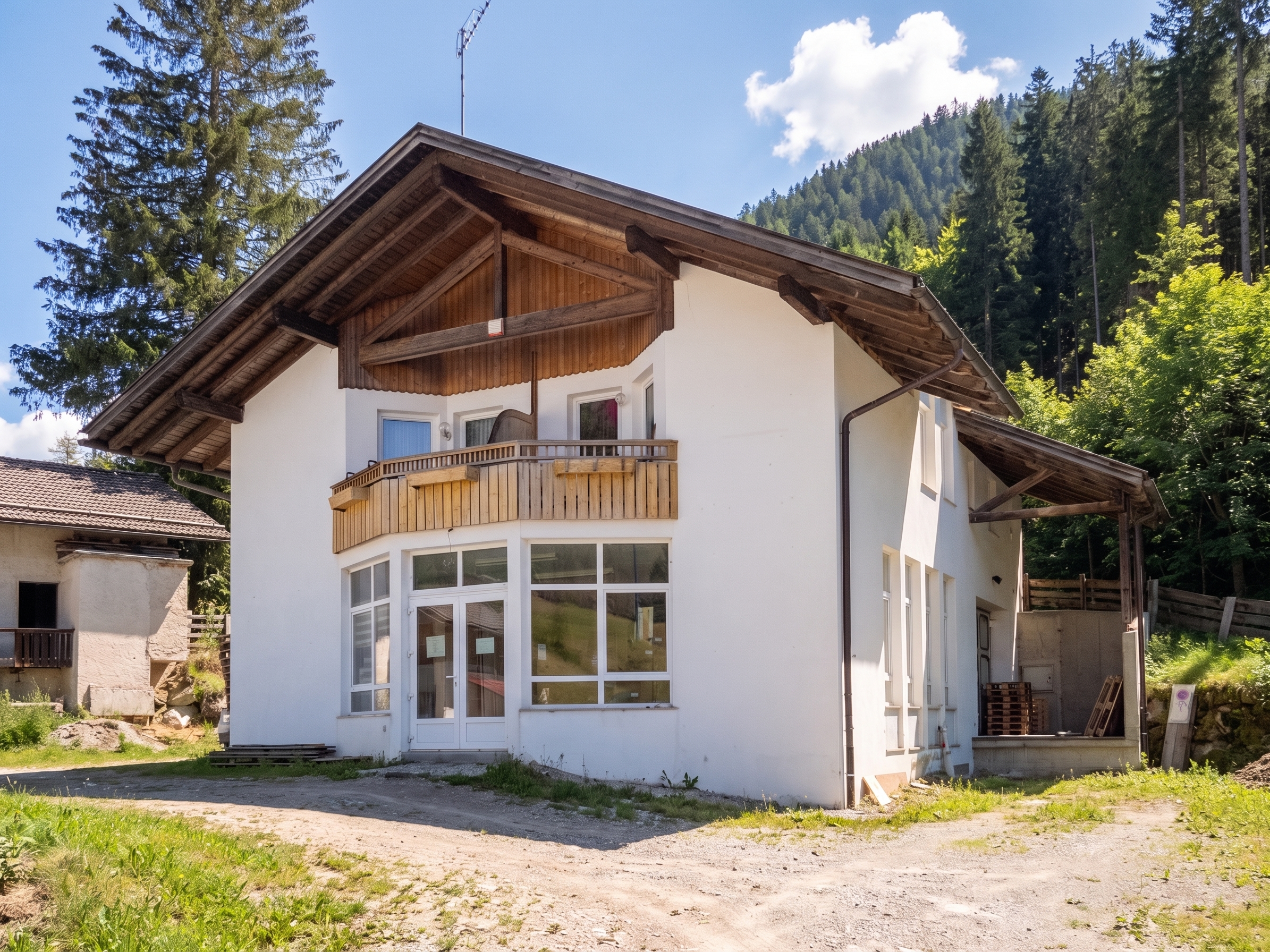 Detached house with potential in Versciaco – living & working combined