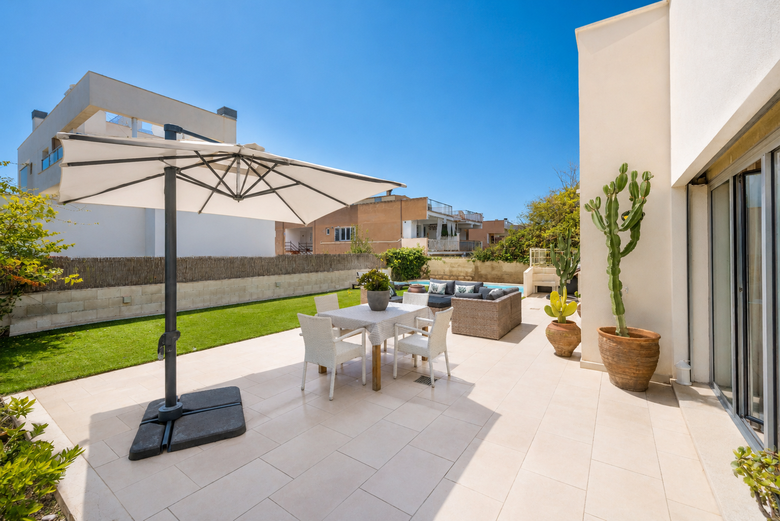Bright ground-floor apartment with private pool