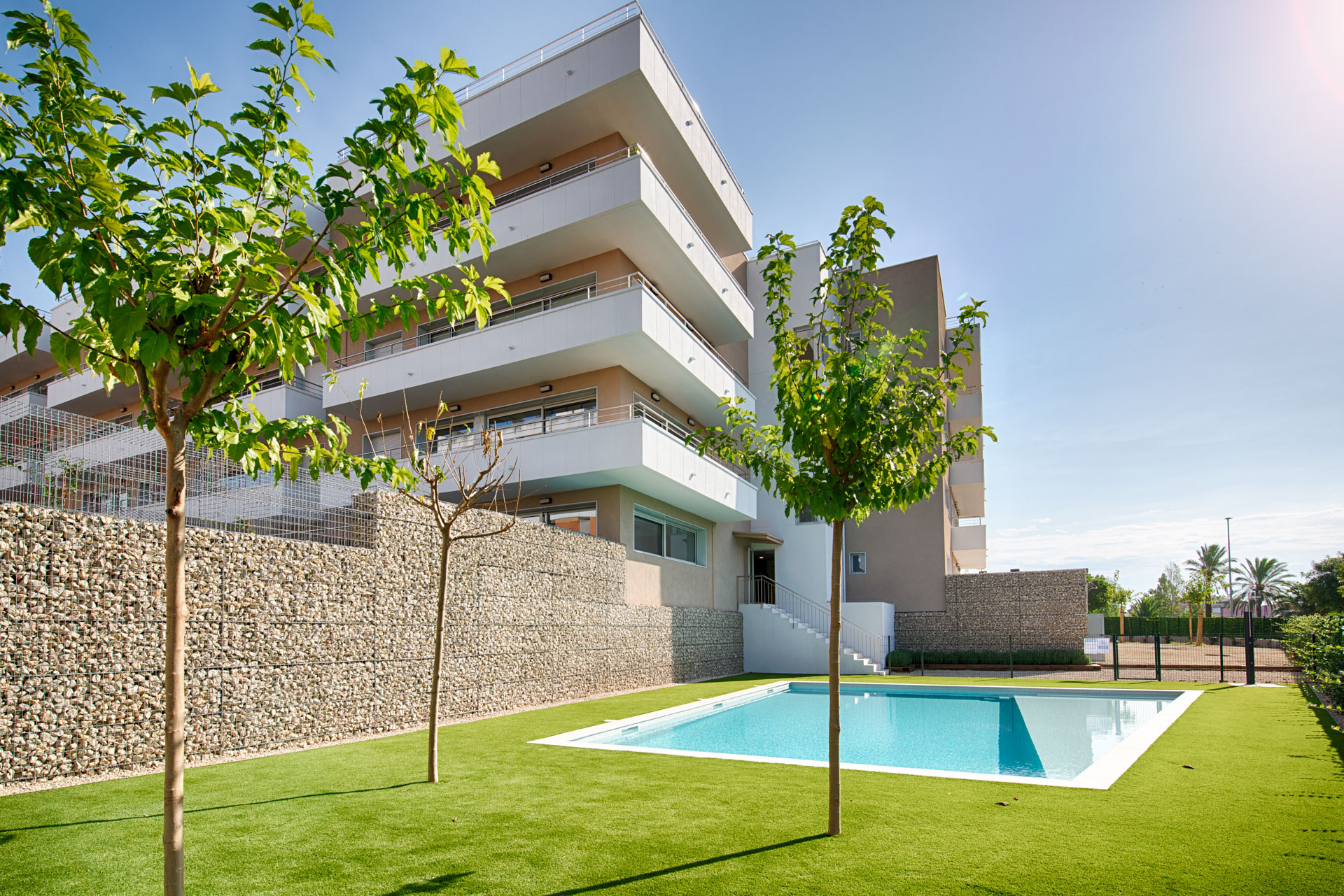 Neubau-Penthouse mit spektakulärer Terrasse, freiem Blick und Gemeinschaftspool