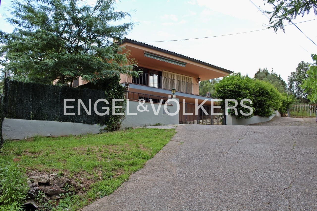 "Unique opportunity between Girona and Quart: house with pool and single-family"