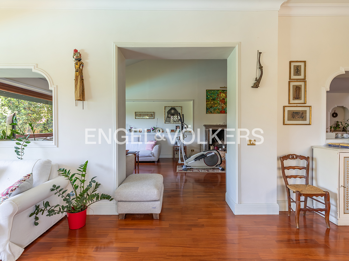 Prestigious villa with pool and private park in an exclusive residential complex