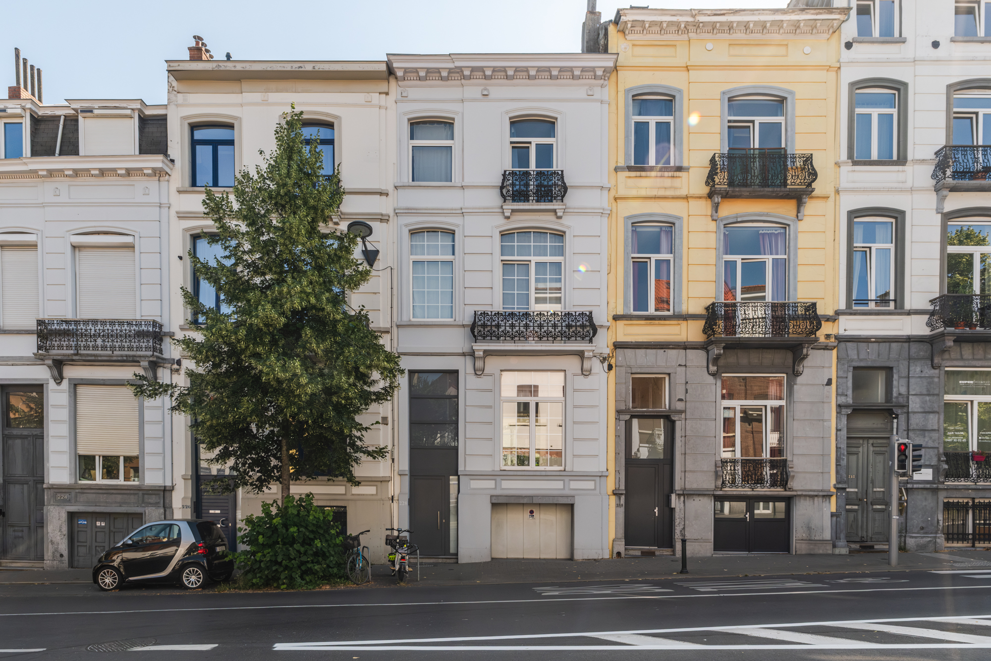 The art of living in Etterbeek: Bright 4-bedroom townhouse with garden